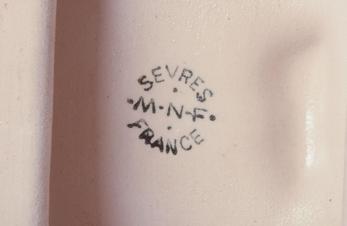 Poterie Sèvres, France. Sculpture d'un vison en faïence. Style Art déco. Années 1930/40. en vente