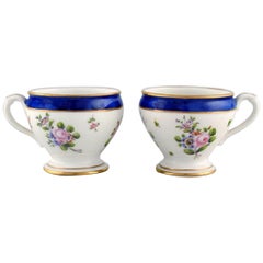 Deux tasses à crème anciennes en porcelaine peinte à la main de Sèvres, France, 19ème siècle