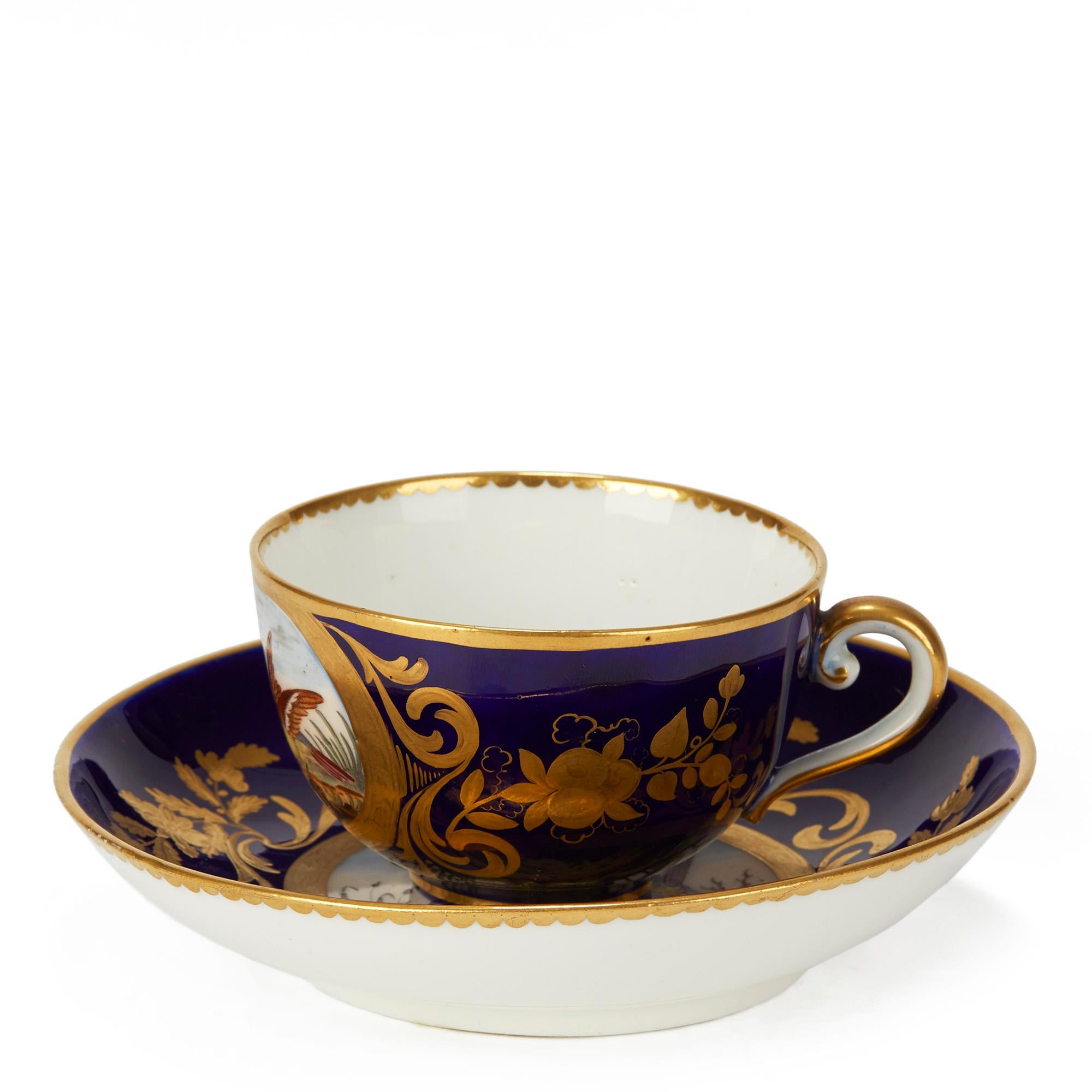 Tasse à thé et soucoupe en porcelaine de Sèvres peinte à la main avec des scènes d'oiseaux, 1791 en vente 1