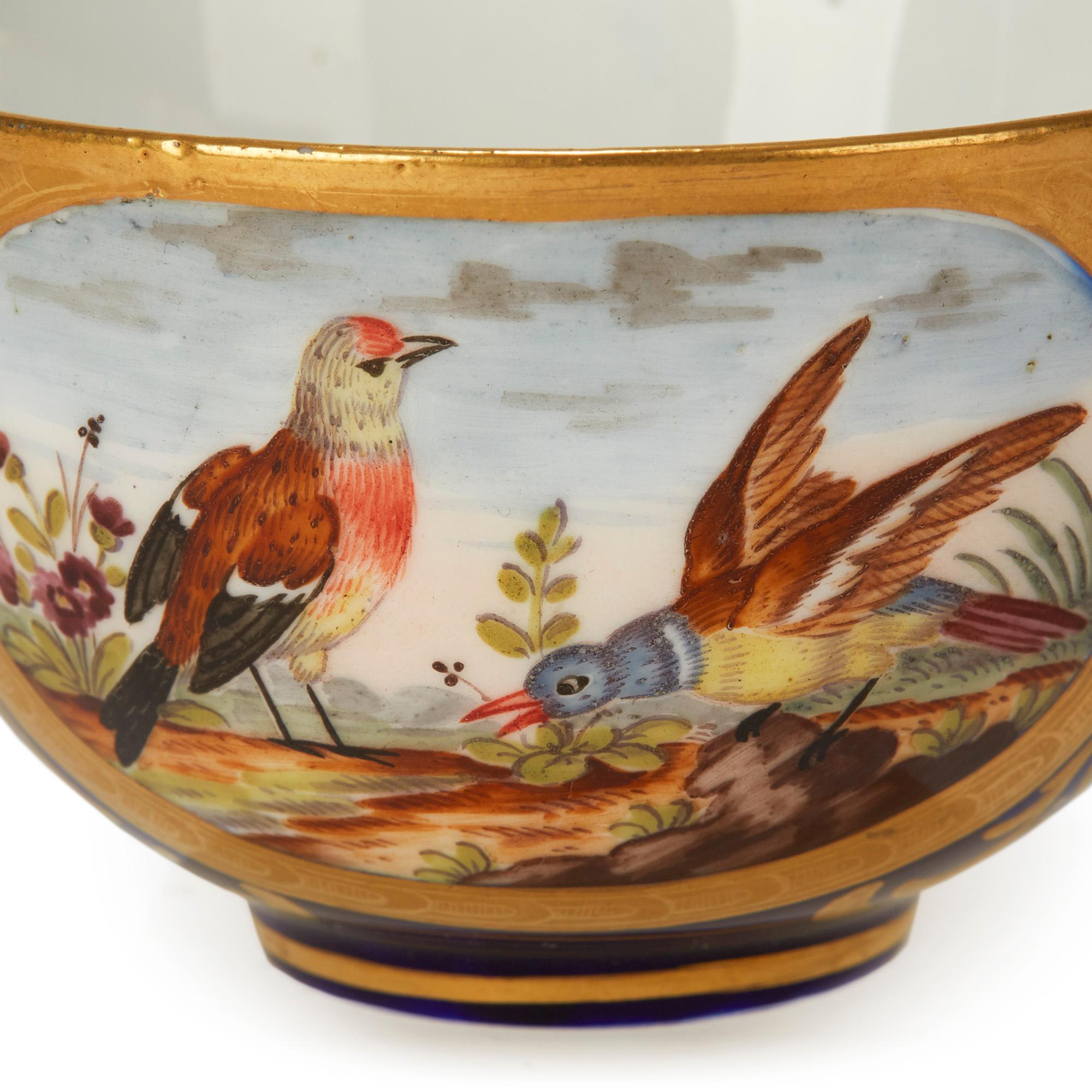 Peint à la main Tasse à thé et soucoupe en porcelaine de Sèvres peinte à la main avec des scènes d'oiseaux, 1791 en vente