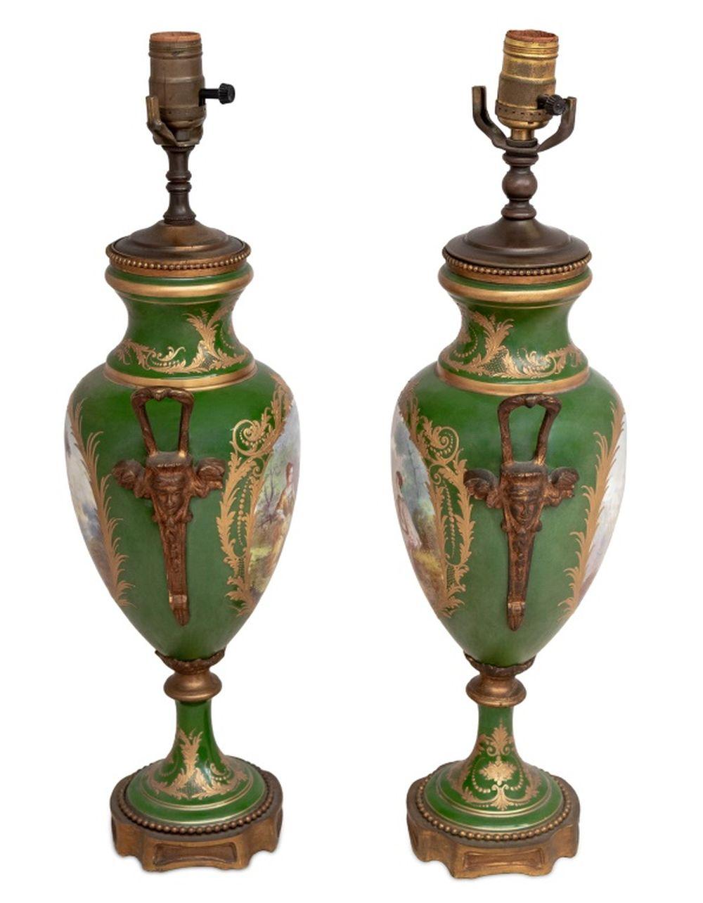 Paire de vases à deux anses en porcelaine à fond vert, montés sur métal doré, montés comme lampes, début du 20e siècle, chacun peint avec des panneaux romantiques de couples se faisant la cour et de paysages, signés 