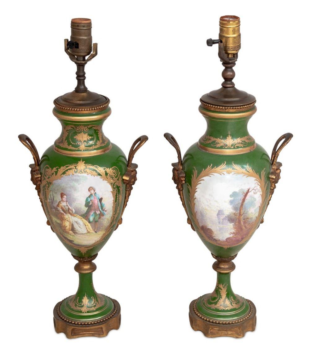Néoclassique Paire de vases en terre verte montés en lampe, Sèvres en vente