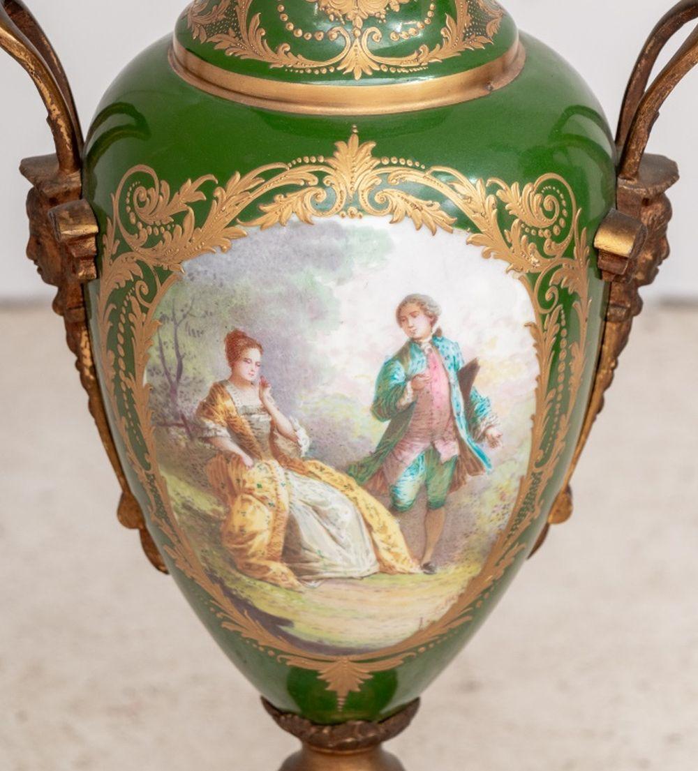 Français Paire de vases en terre verte montés en lampe, Sèvres en vente