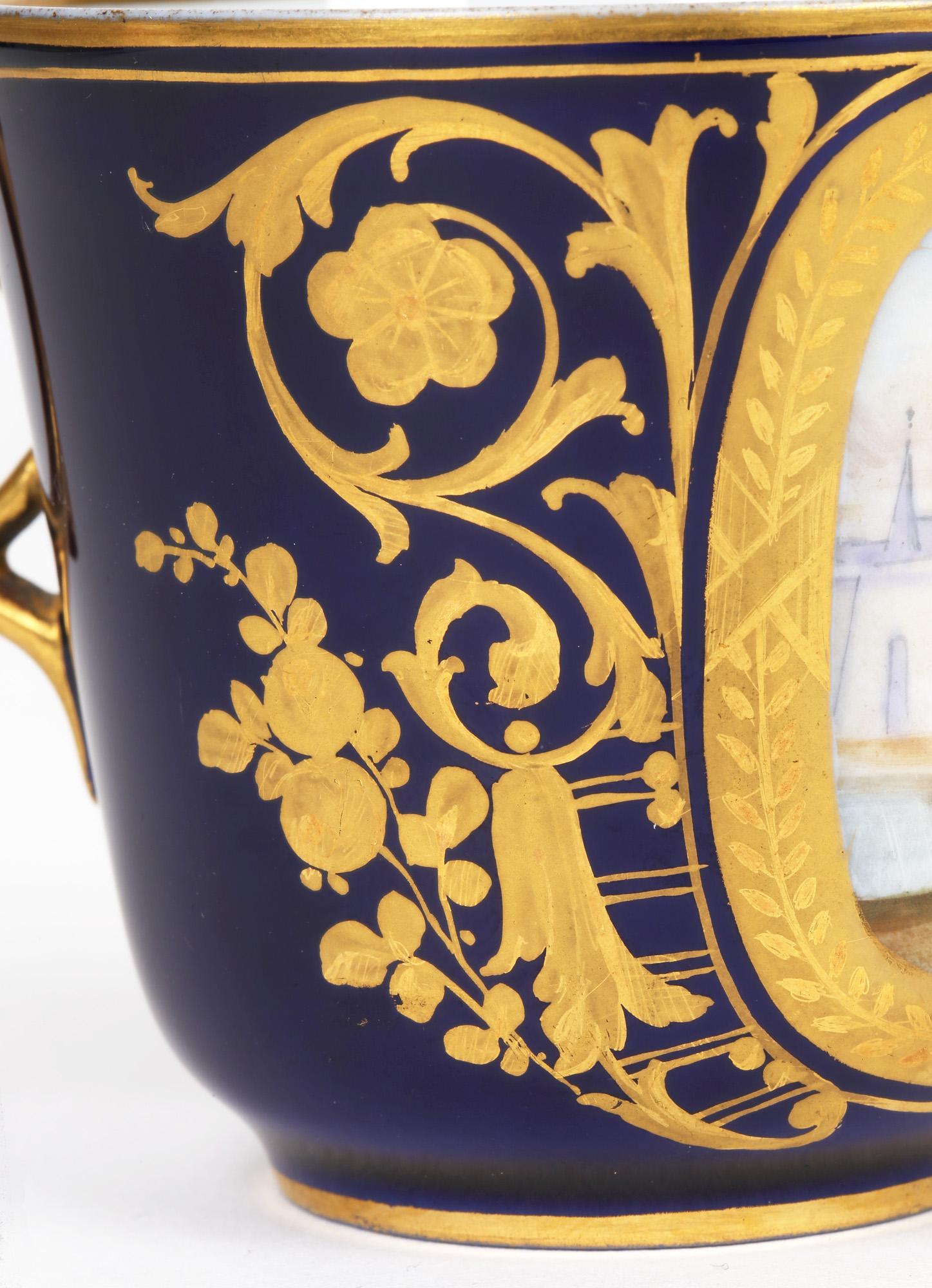 Tasse et soucoupe de cabinet en porcelaine peinte à la main et assortie Sèvres en vente 7