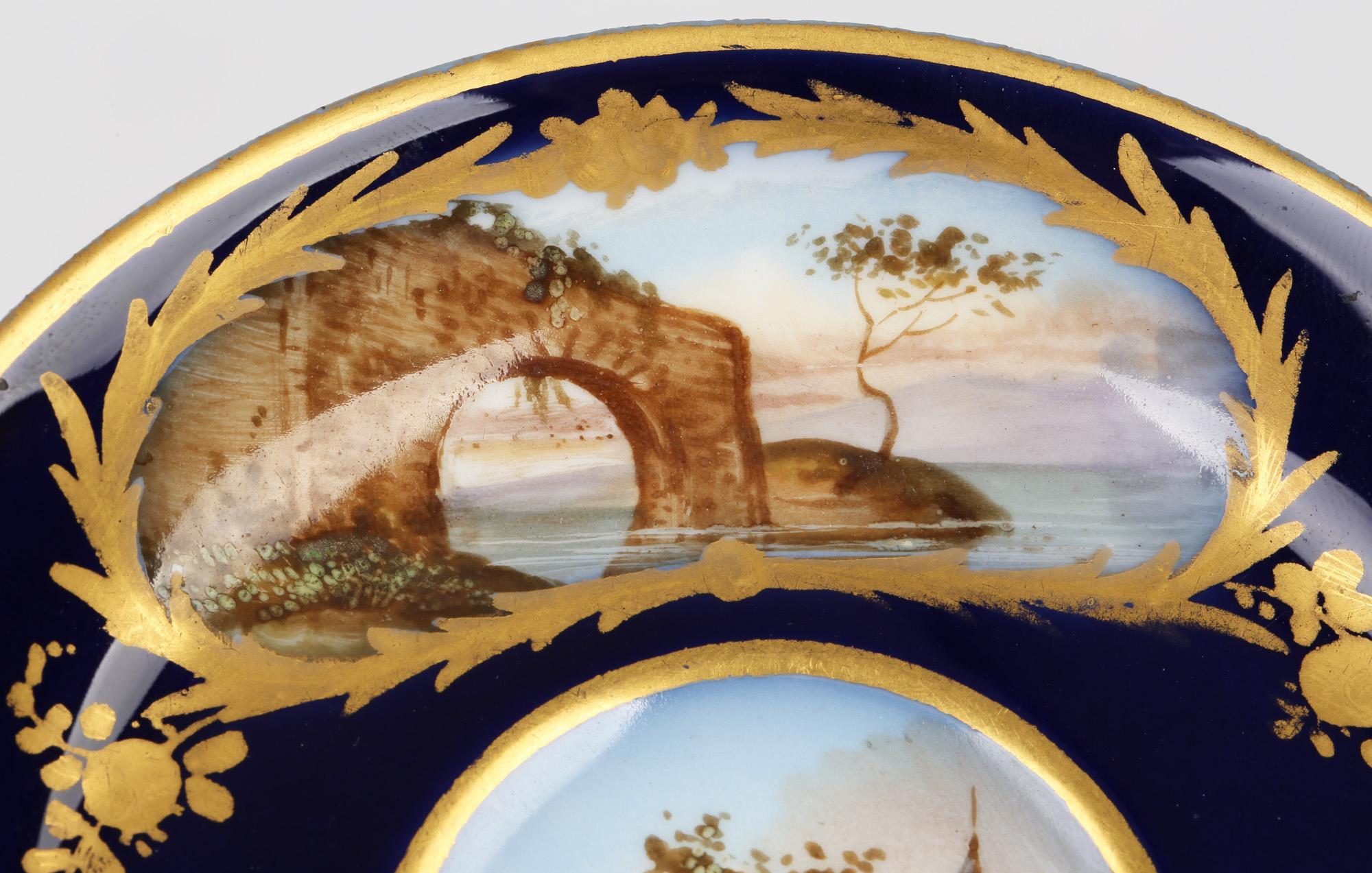 Tasse et soucoupe de cabinet en porcelaine peinte à la main et assortie Sèvres Bon état - En vente à Bishop's Stortford, Hertfordshire