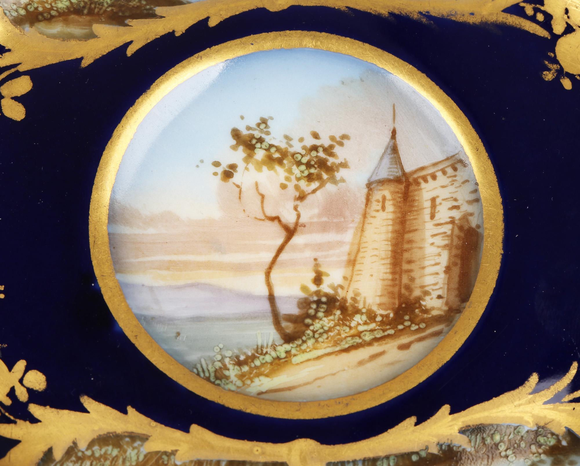 XIXe siècle Tasse et soucoupe de cabinet en porcelaine peinte à la main et assortie Sèvres en vente
