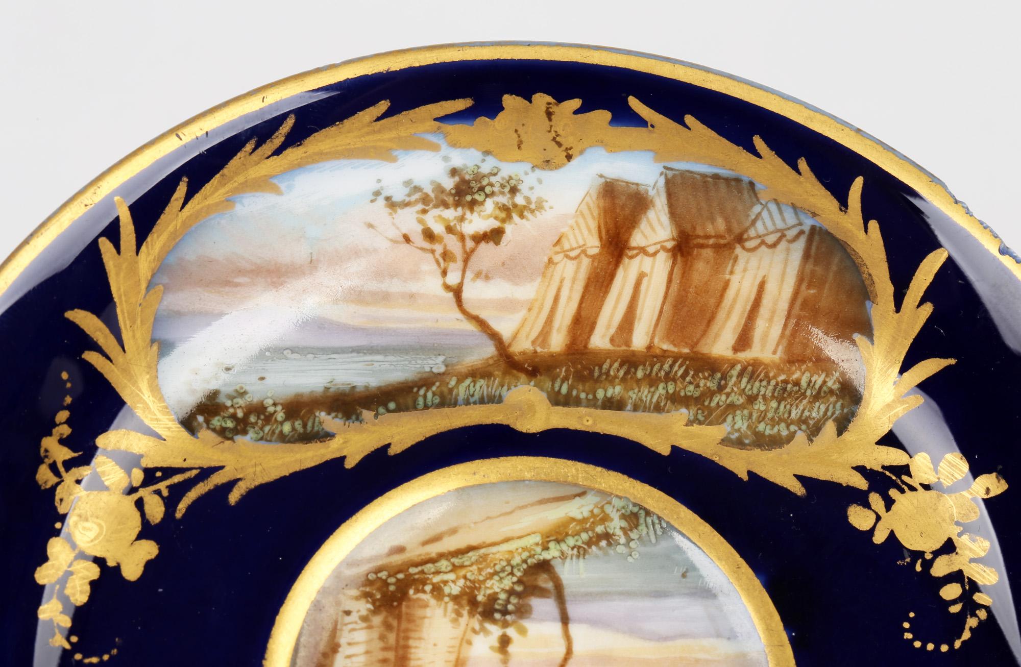 Porcelaine Tasse et soucoupe de cabinet en porcelaine peinte à la main et assortie Sèvres en vente