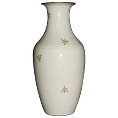 Vase en porcelaine de Sèvres jaune clair et or