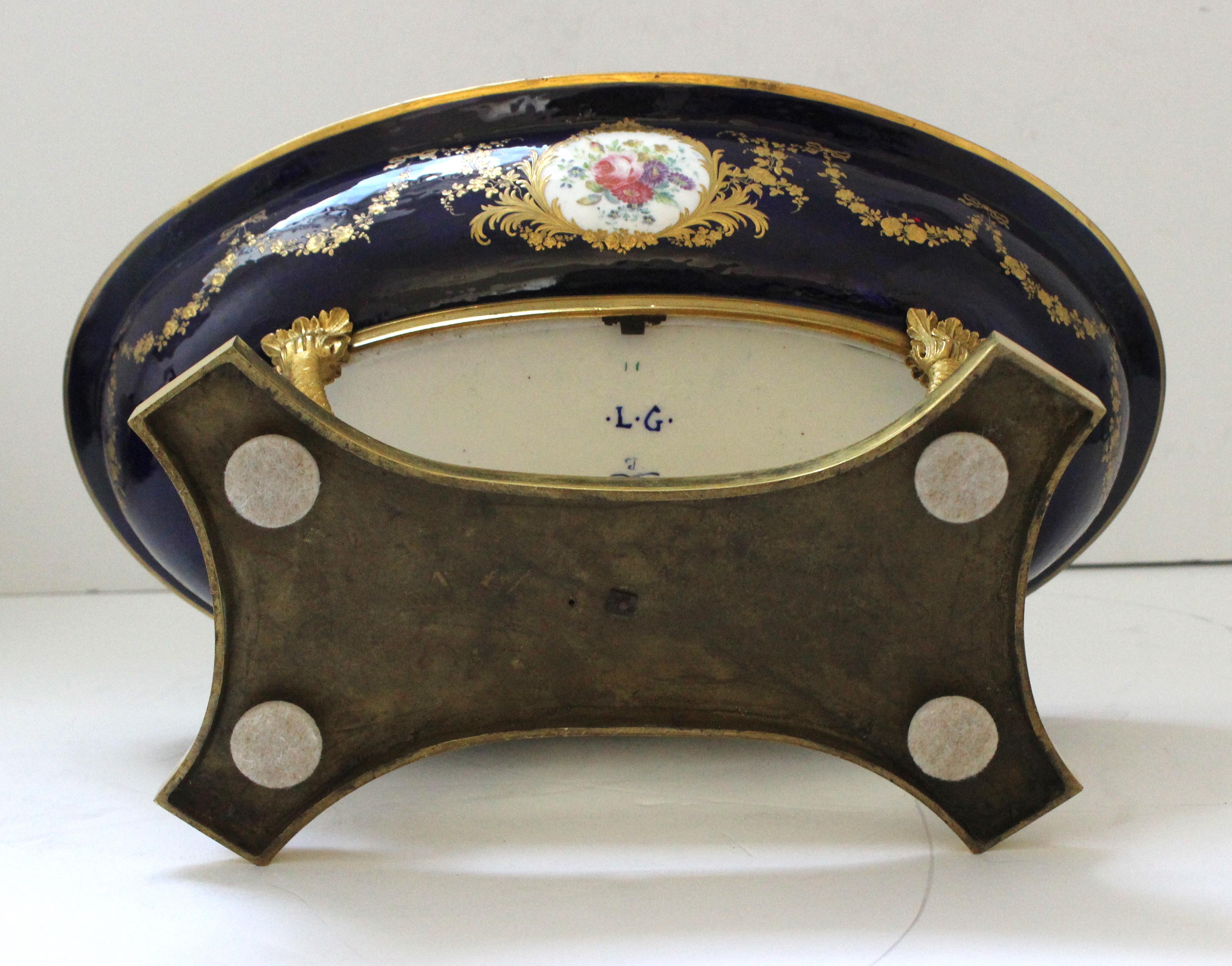Sevres Porzellanschale im Louis XV.-Stil auf Ständer im Angebot 1