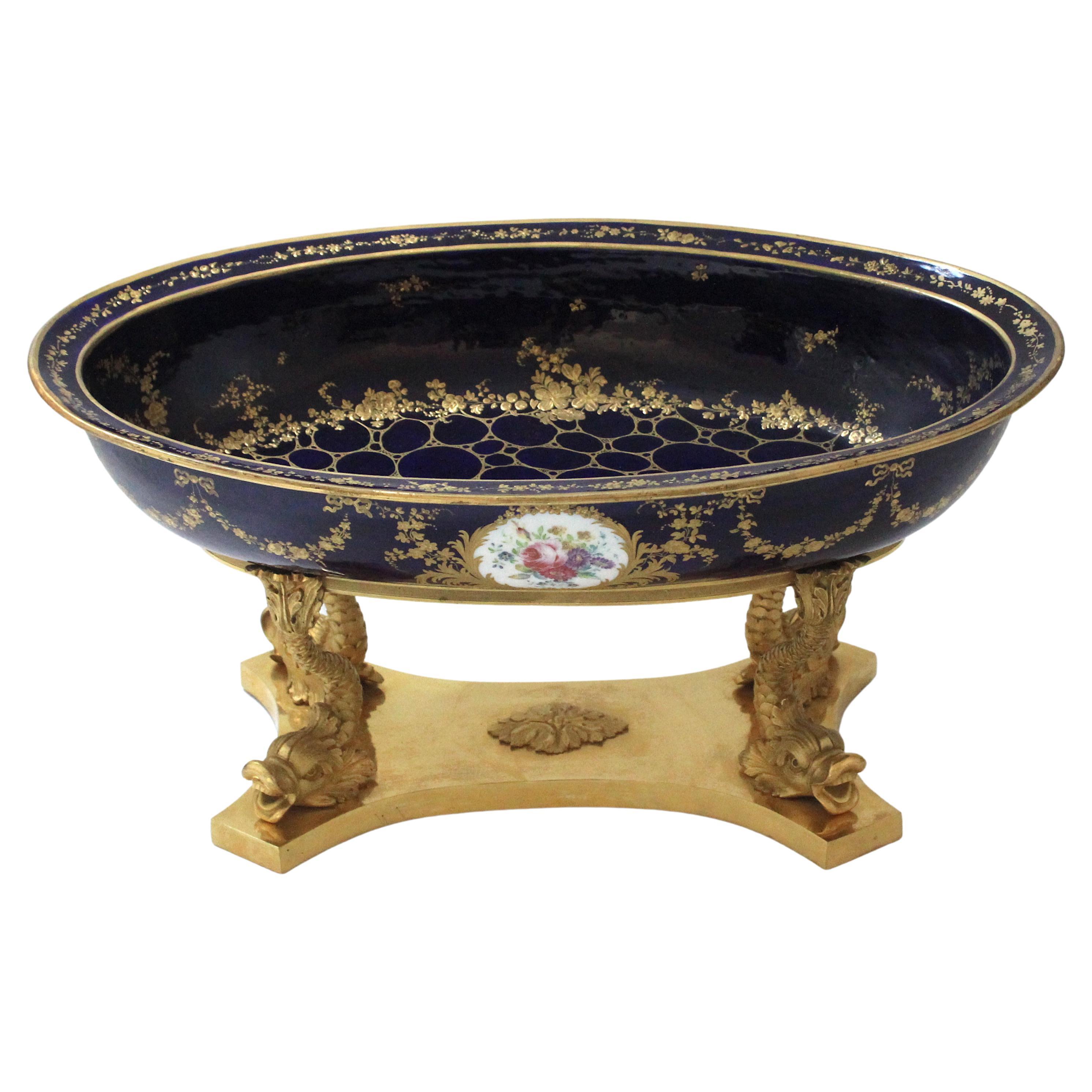 Plat en porcelaine de Sèvres de style Louis XV sur pied en vente