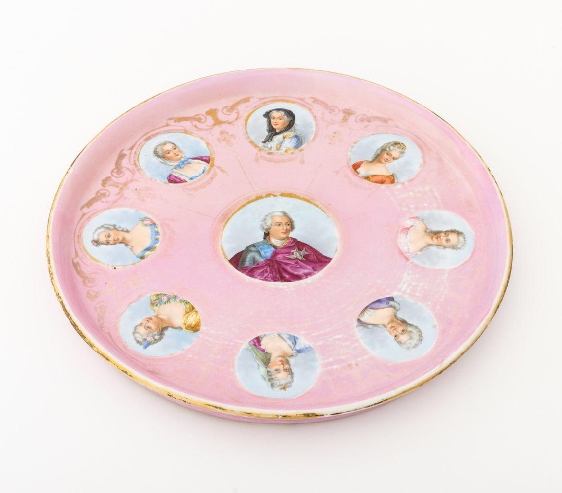 Sèvres Louis XVI und Hofdamen Porträt Porzellan Charger, mit handgemalten Medaillons des Königs und Frauen wie Marie Antoinette, Louise, Angouleme, die Herzoginnen von Berry und Montesson, blaue Marke auf der Unterseite. 19,25