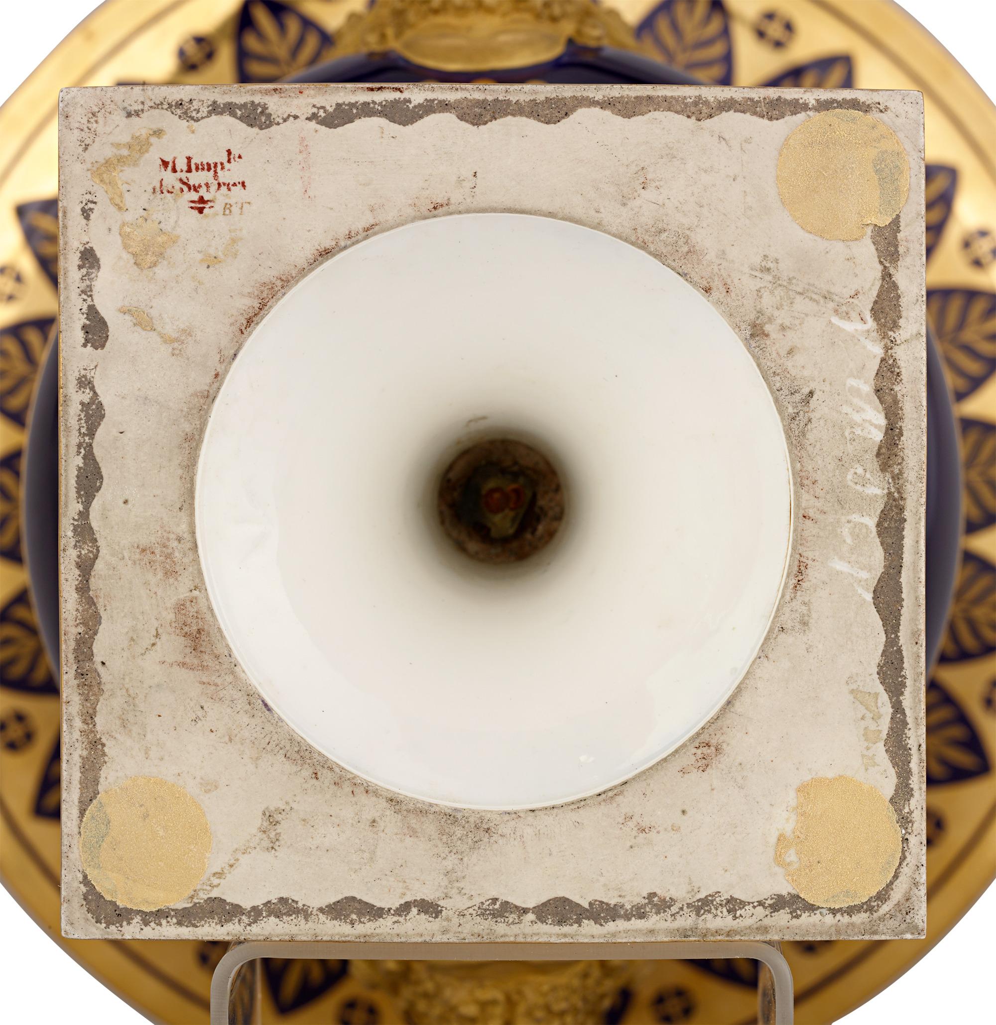 XIX secolo Vasi Médicis di Sèvres commissionati da Napoleone per Talleyrand in vendita