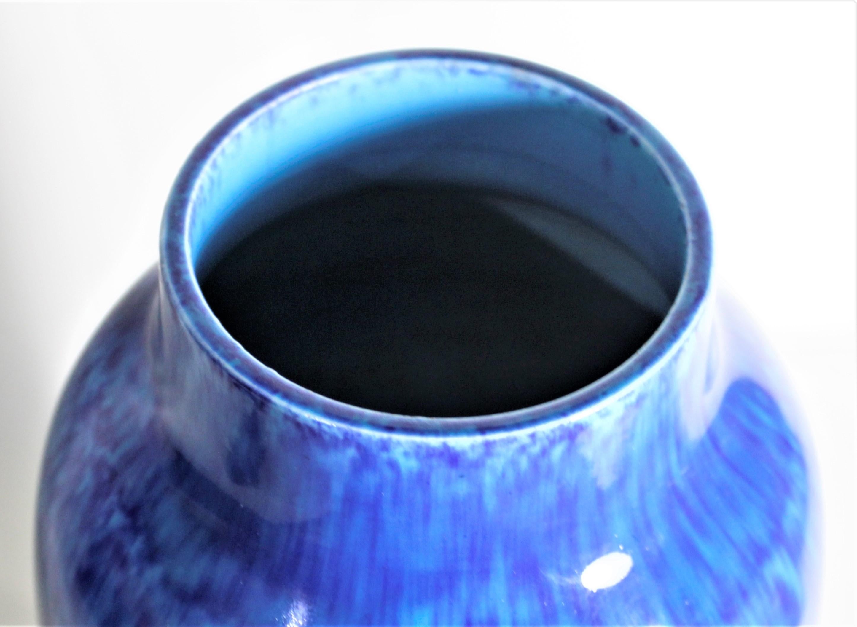 20ième siècle Sèvres Paul Milet Céramique Art Déco Urne ou Vase à couvercle bleu cobalt en vente