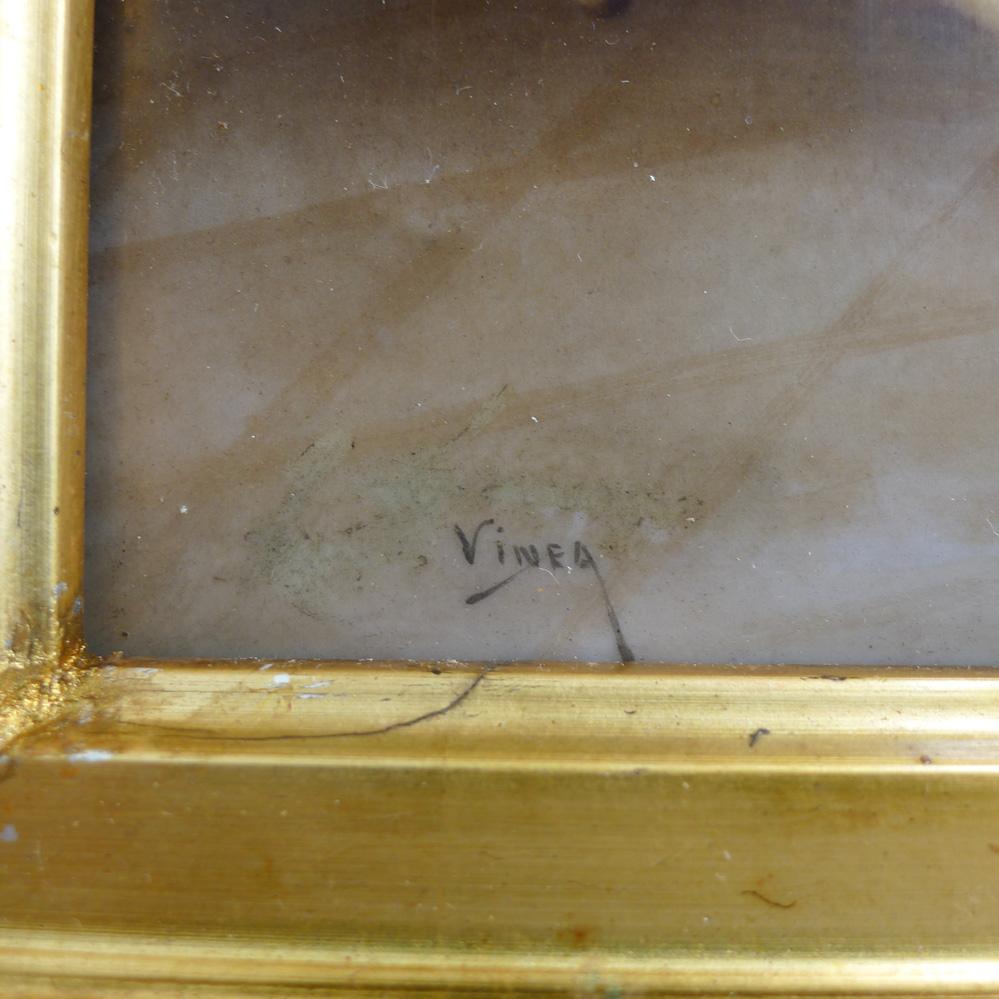 Eine schöne handbemalte Porzellanplakette aus Sèvres, die eine Hofszene mit 3 jungen adligen Damen und einer älteren Dame darstellt, die zwei Herren als Besucher begrüßen. Dahinter befindet sich ein wunderschönes Gemälde mit einer Waldszene.