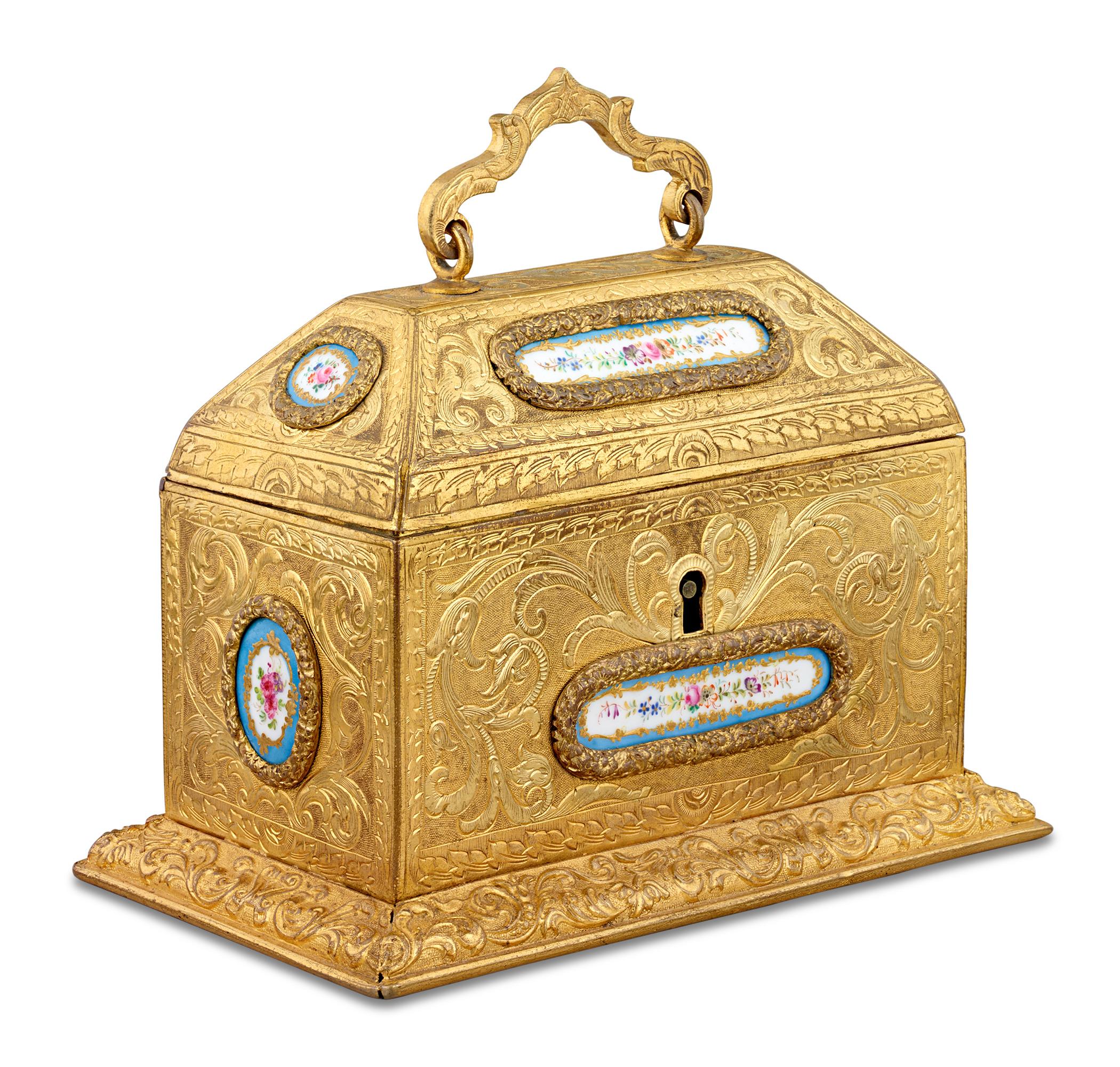 Sept plaques resplendissantes en porcelaine de Sèvres entourent cette magnifique boîte en bronze doré. Le motif floral lumineux des plaques s'harmonise parfaitement avec le bronze ciselé, gravé et appliqué. La demande d'objets d'art montés sur