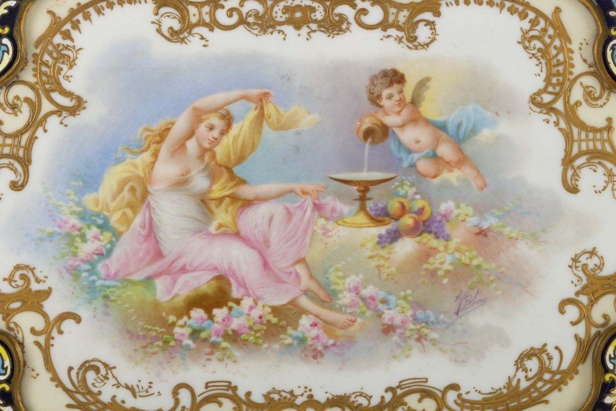 Sèvres porcelain and cloisonné bronze tray
Composed of a Sèvres porcelain plate with romantic scene painting
Surrounded by gilt and cloisonné bronze of good quality.
End of the 19th century
In perfect condition
Measures: width : 39 cm
Depth :