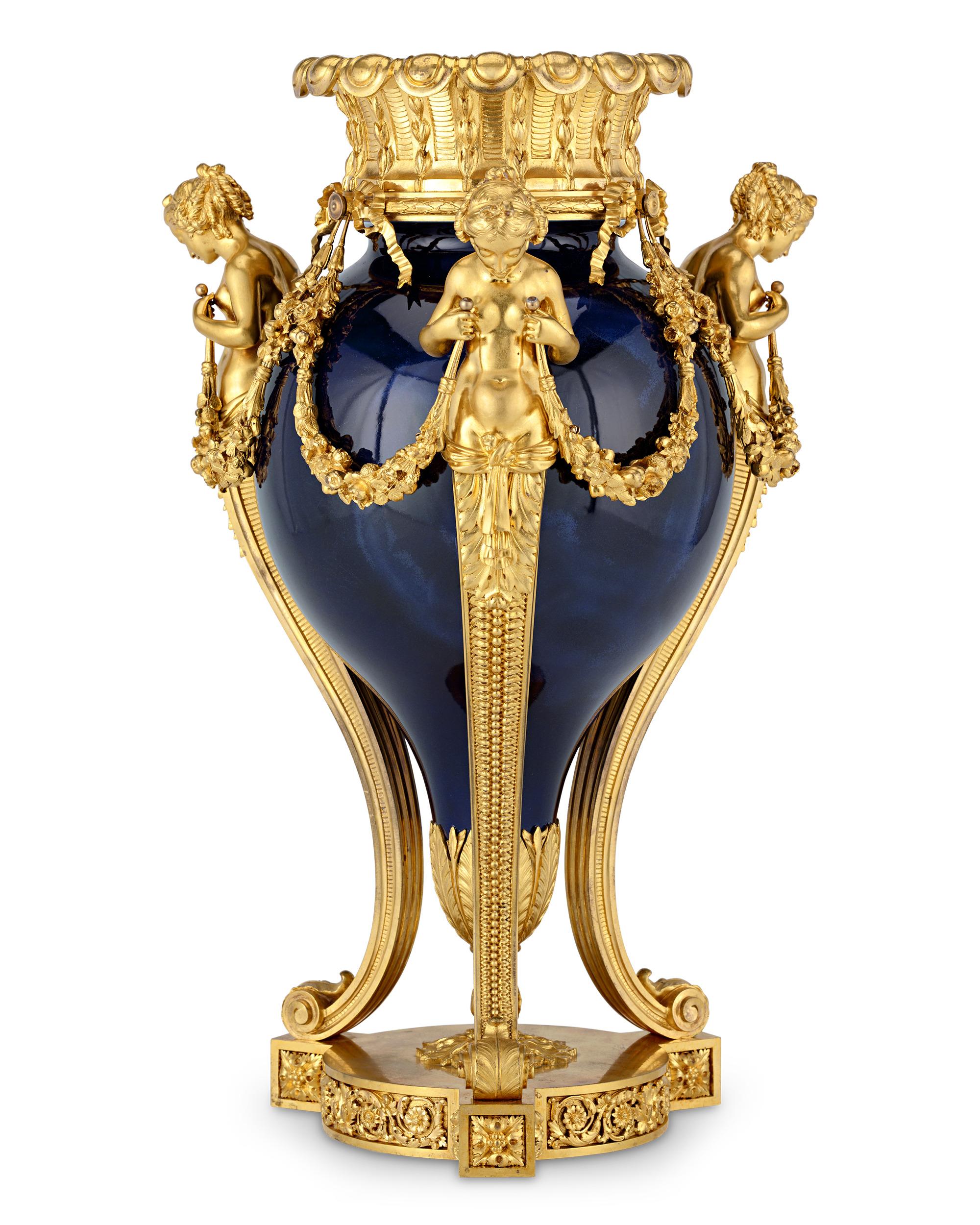 Coppia di vasi in porcellana e bronzo dorè
Sèvres
Circa 1845

Con vasi in porcellana nell'iconico blu cobalto di Sèvres, racchiusi in sontuose armature in bronzo dorato, questa coppia di urne in stile Luigi XVI incarna la maestria artigianale e la