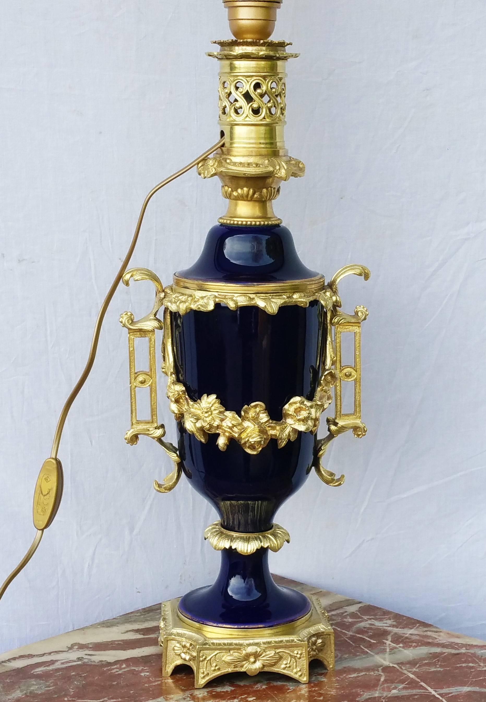 Very elegant blue of Sèvres Porcelain and gilt bronze, tall authentic table oil lamp richly decorated with gilt bronze ornaments. Napoleon III style.
It has been wired later on to become an electric table lamp as logically by the time it used to be