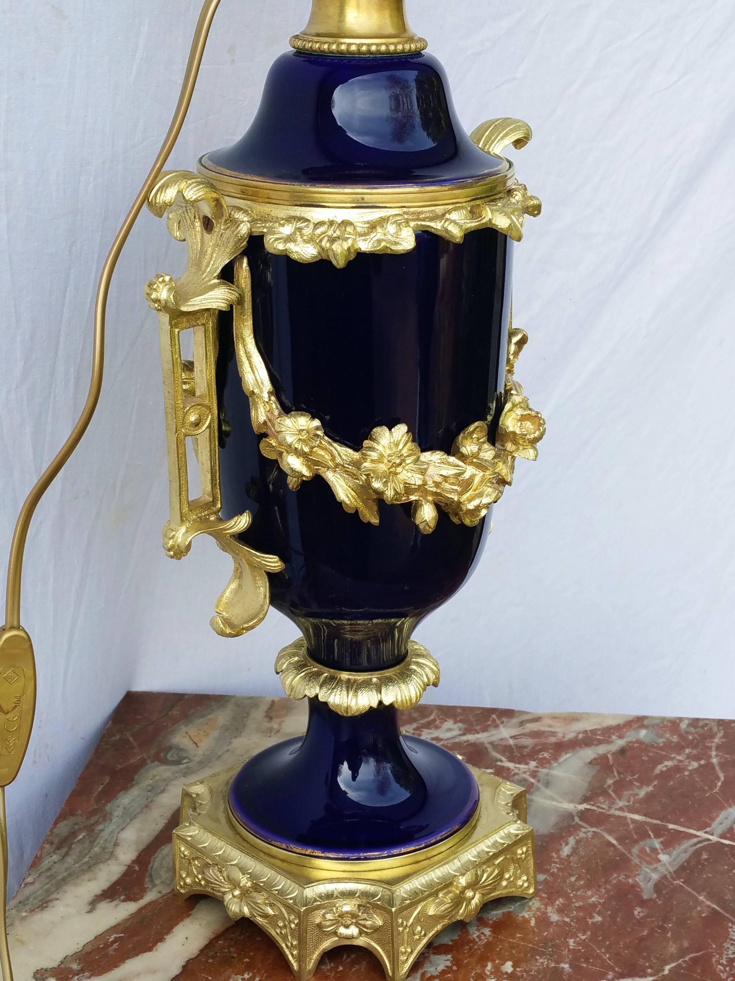 Sèvres Porcelain and Gilt Bronze Napoleon III Tall Table Lamp, France, 1880 In Excellent Condition In Paris, FR