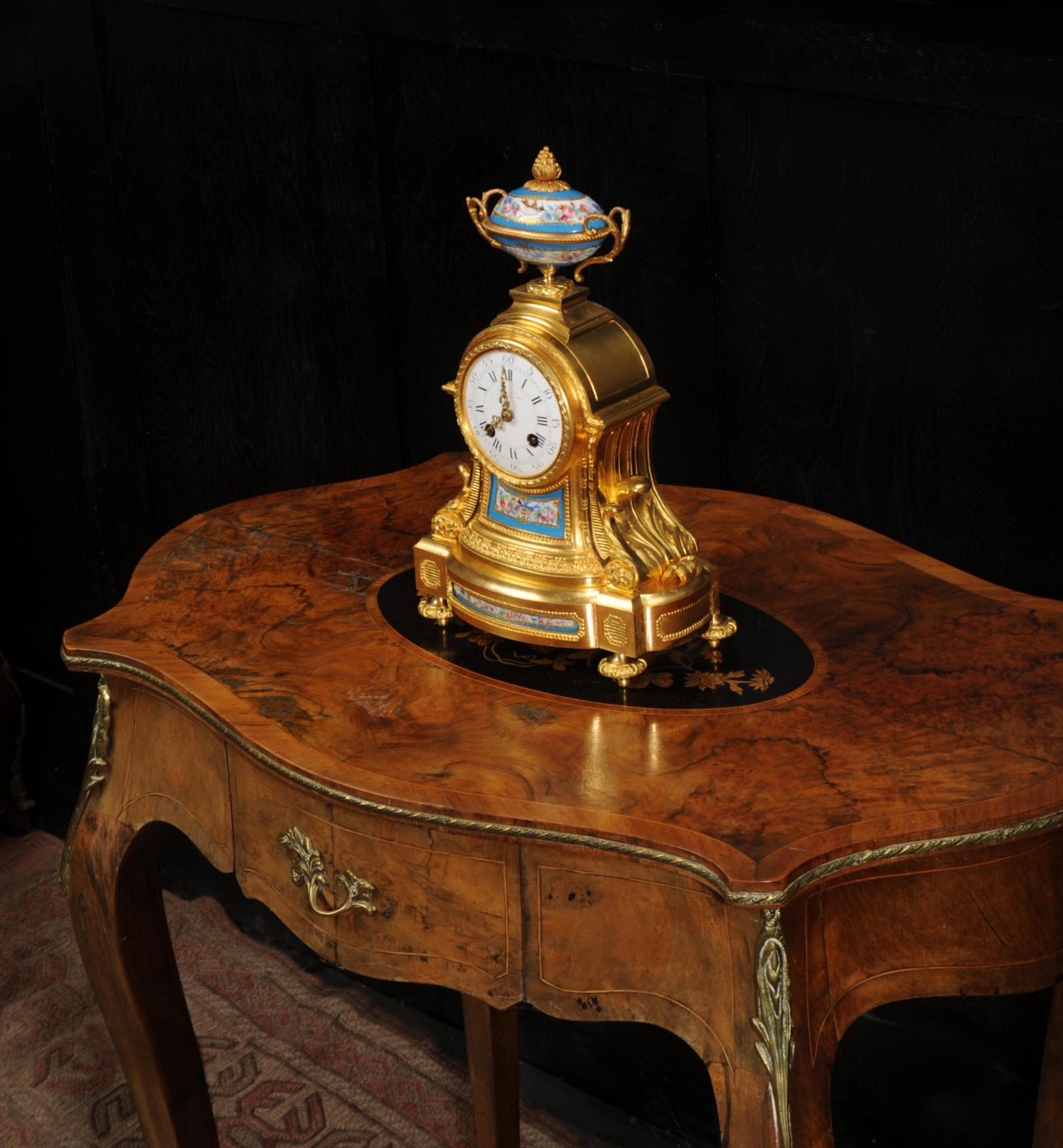 Horloge ancienne française en porcelaine de Sèvres et bronze doré  par Miroy Frères en vente 1