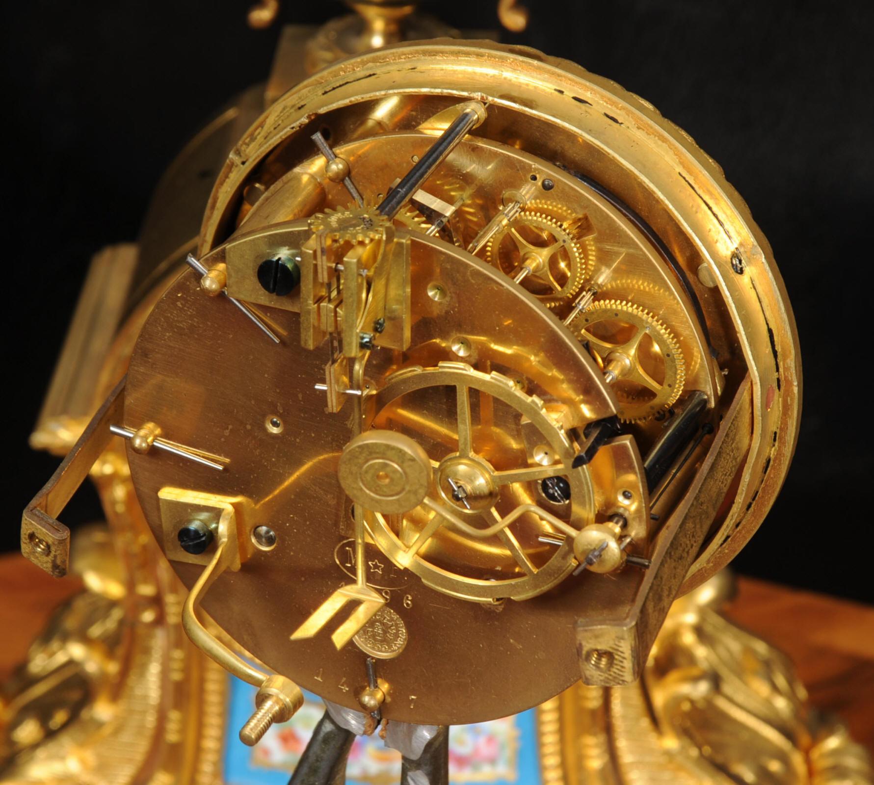 Horloge ancienne française en porcelaine de Sèvres et bronze doré  par Miroy Frères en vente 9