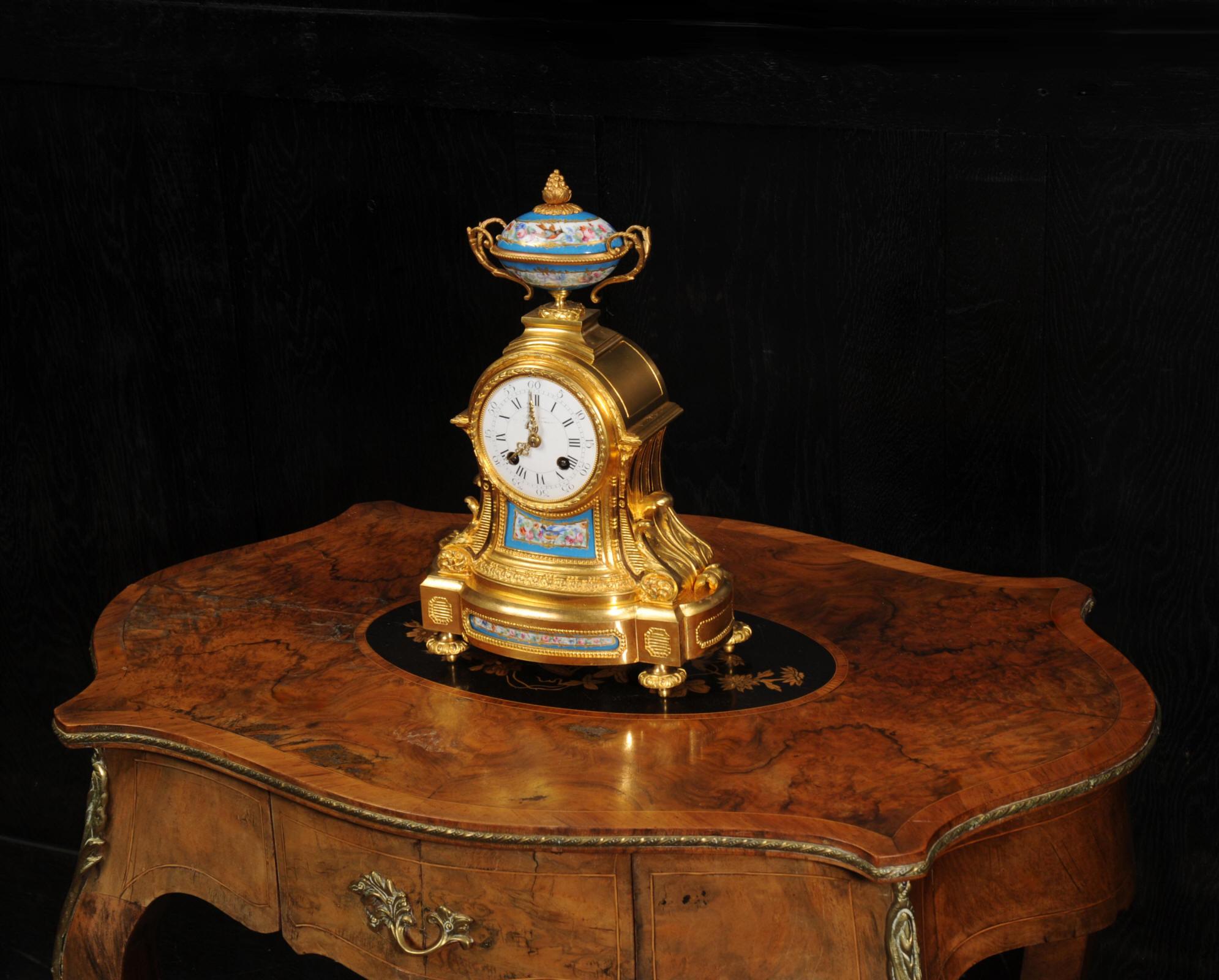 Antike französische Uhr aus Sevres-Porzellan und Ormolu  von Miroy Frères (Louis XVI.) im Angebot