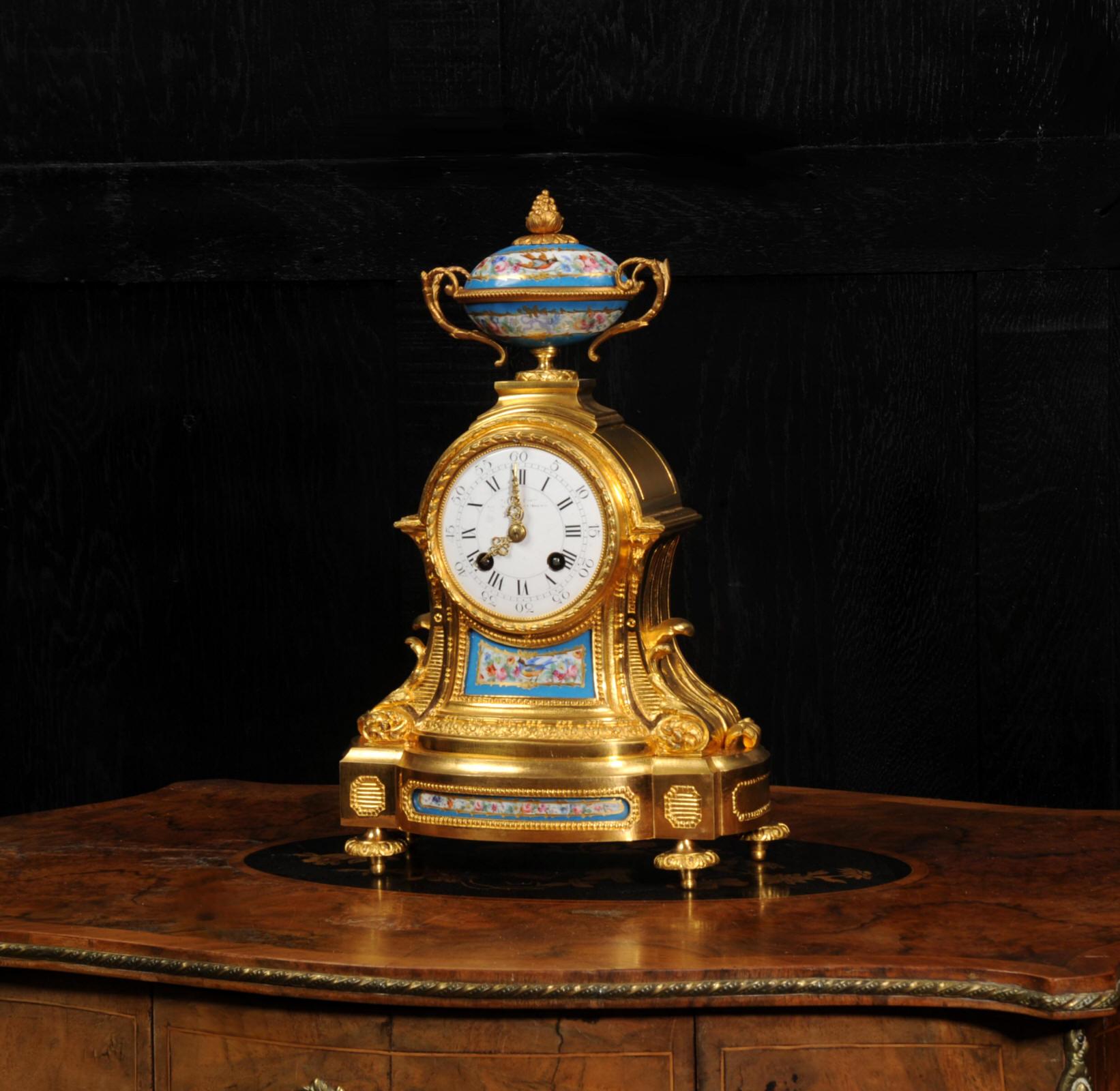 Français Horloge ancienne française en porcelaine de Sèvres et bronze doré  par Miroy Frères en vente