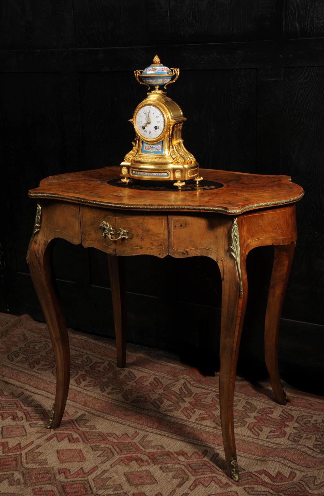 Porcelaine Horloge ancienne française en porcelaine de Sèvres et bronze doré  par Miroy Frères en vente