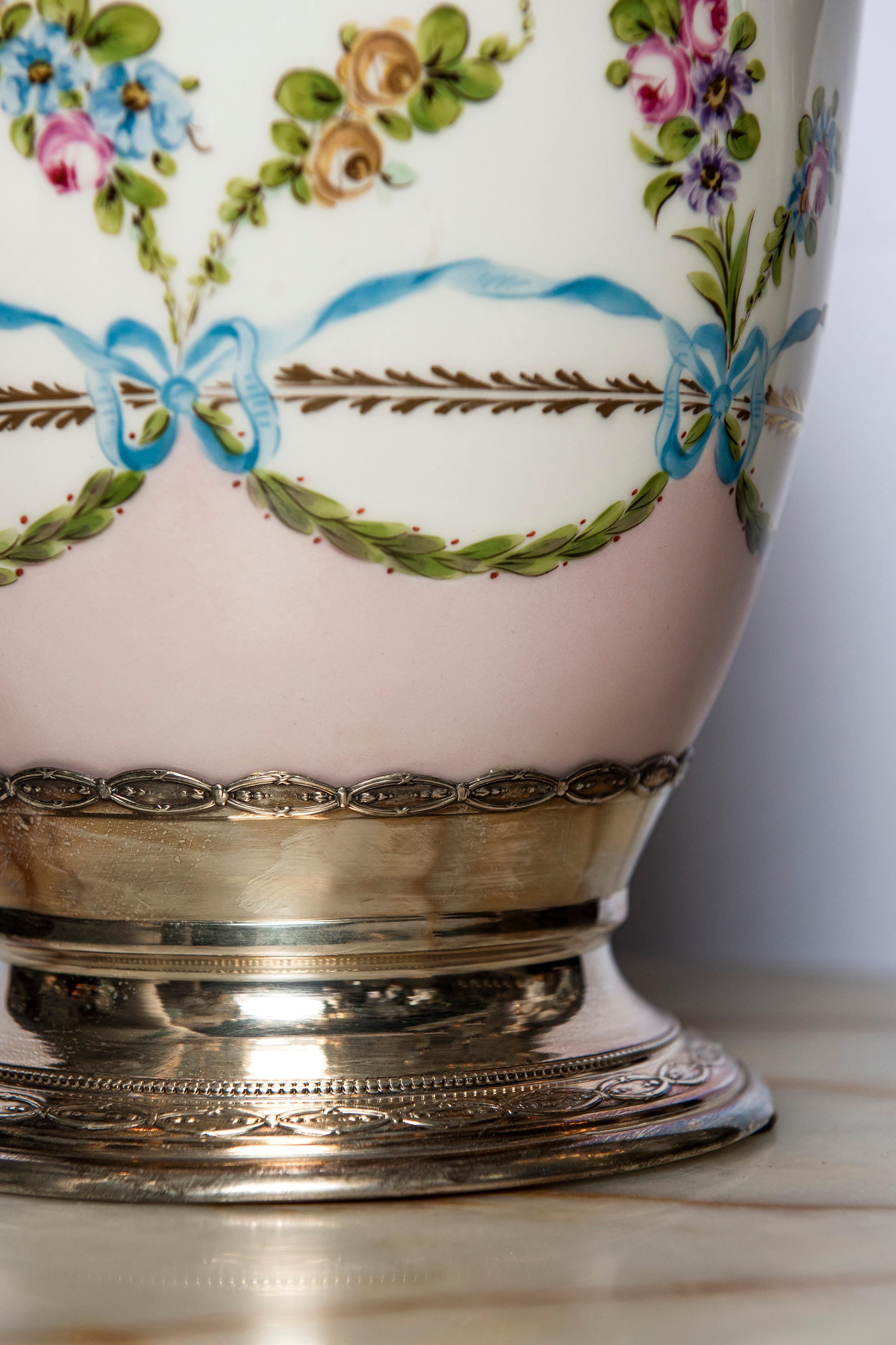 Vaso da fiori in porcellana di Sevres e argento, Francia, circa 1870.