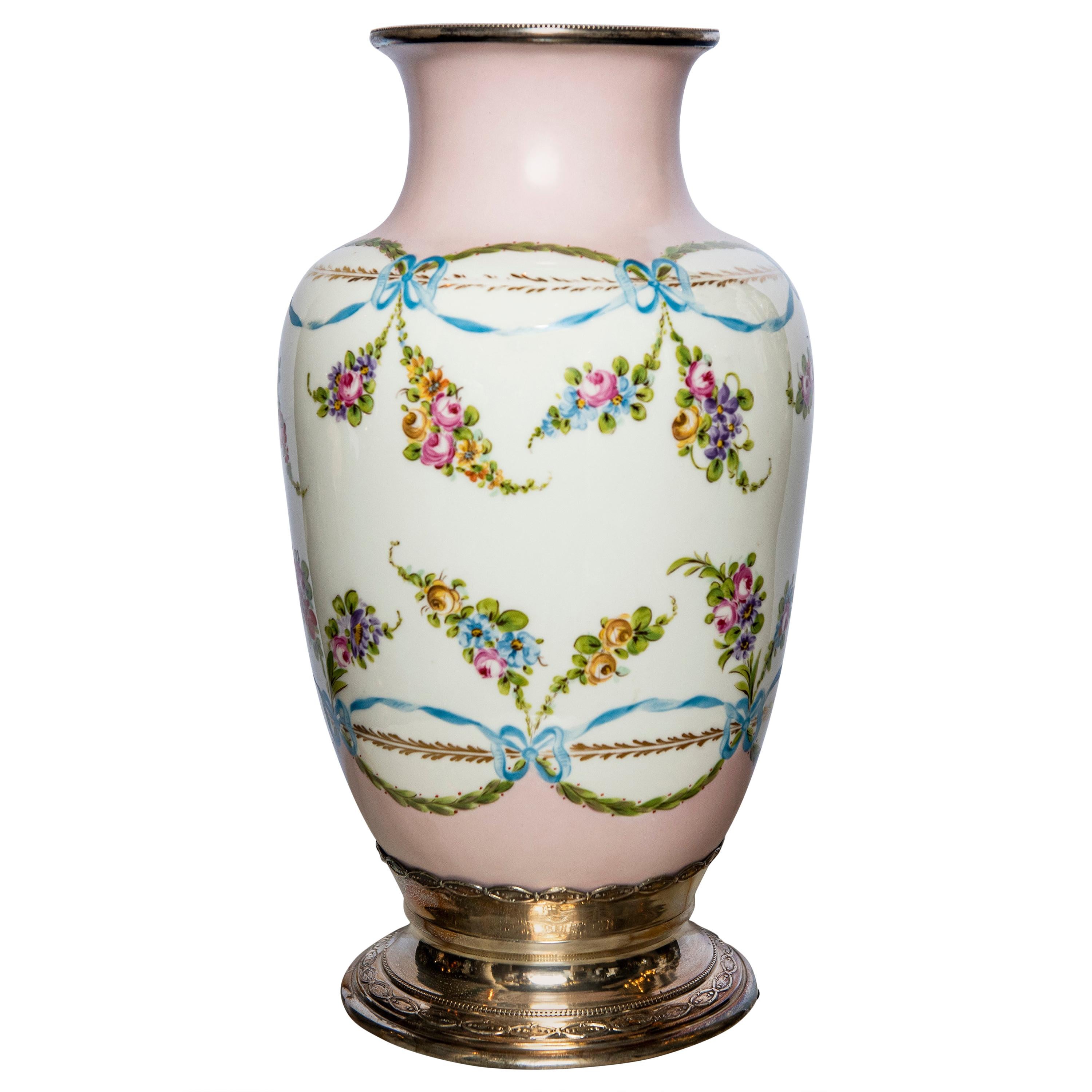 Vase à fleurs en porcelaine de Sèvres et en argent, France, vers 1870