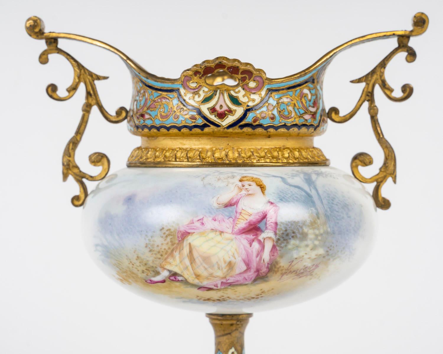 Ciotola in porcellana di Sèvres, periodo Napoleone III, XIX secolo.

Ciotola in porcellana di Sèvres del XIX secolo del periodo di Napoleone III con cornice in bronzo dorato e cloisonné.
H: 30.5cm, L: 11cm, P: 11cm