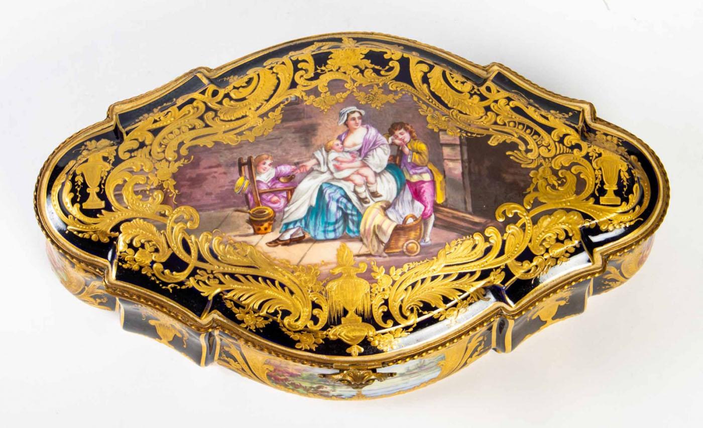 Dose oder Truhe aus Sèvres-Porzellan, handbemalt mit romantischem Dekor, signiert unter dem Sockel, in perfektem Zustand, 19. Jahrhundert, Periode Napoleon III.
Maße: Länge 31 cm
Höhe 9 cm
Tiefe 18 cm.