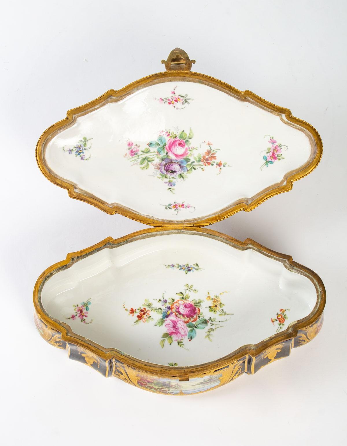 Sèvres Porzellandose, 19. Jahrhundert, Napoleon III im Zustand „Gut“ in Saint-Ouen, FR