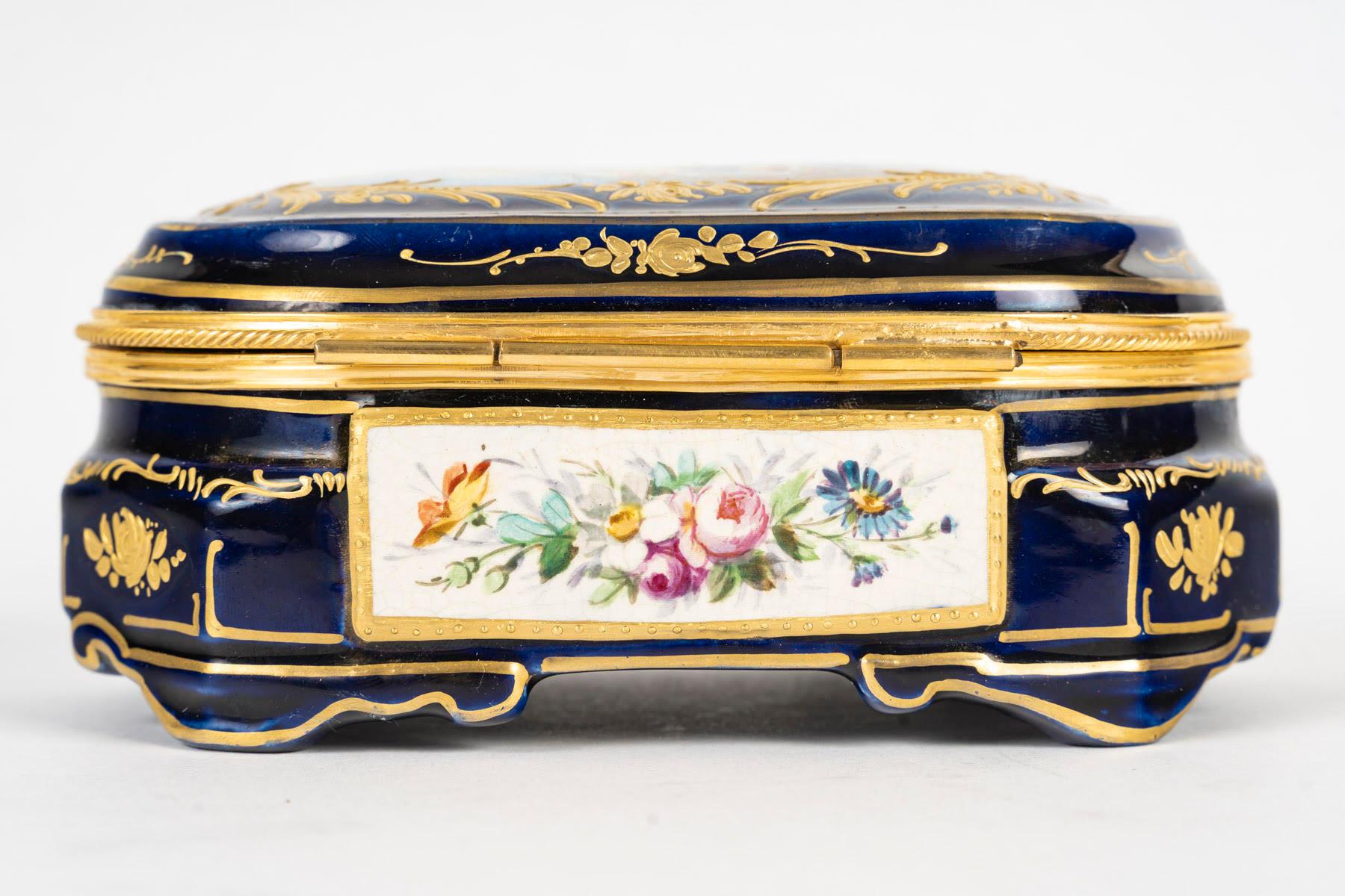Scatola di porcellana di Sèvres, XIX secolo, periodo Napoleone III.

Scatola, scatola di porcellana di Sèvres, montatura in ottone dorato, XIX secolo, periodo Napoleone III.
H. H. 7 cm, L. 15 cm, P. 10 cm