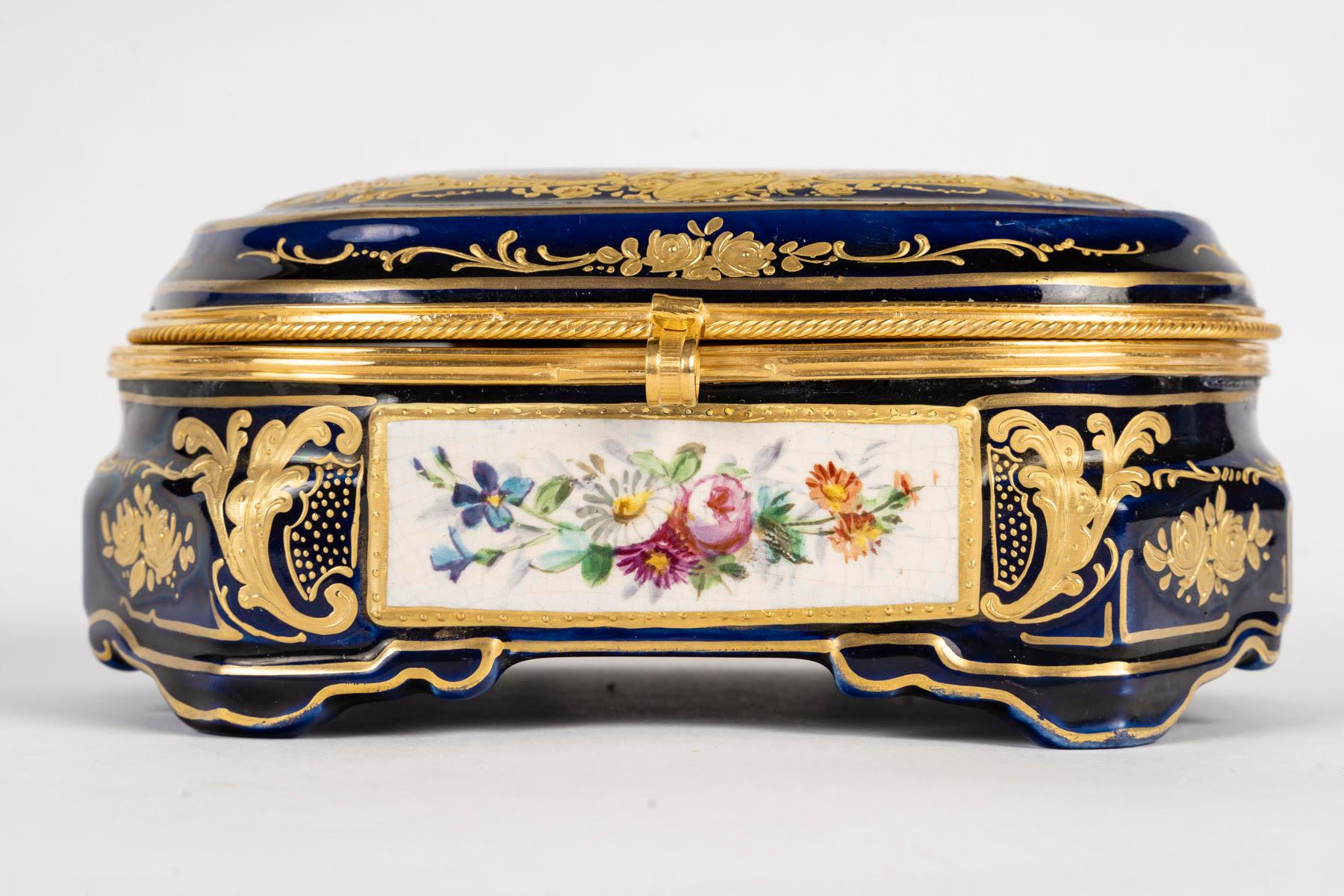 Francese Scatola di porcellana di Sèvres, XIX secolo, periodo Napoleone III. in vendita