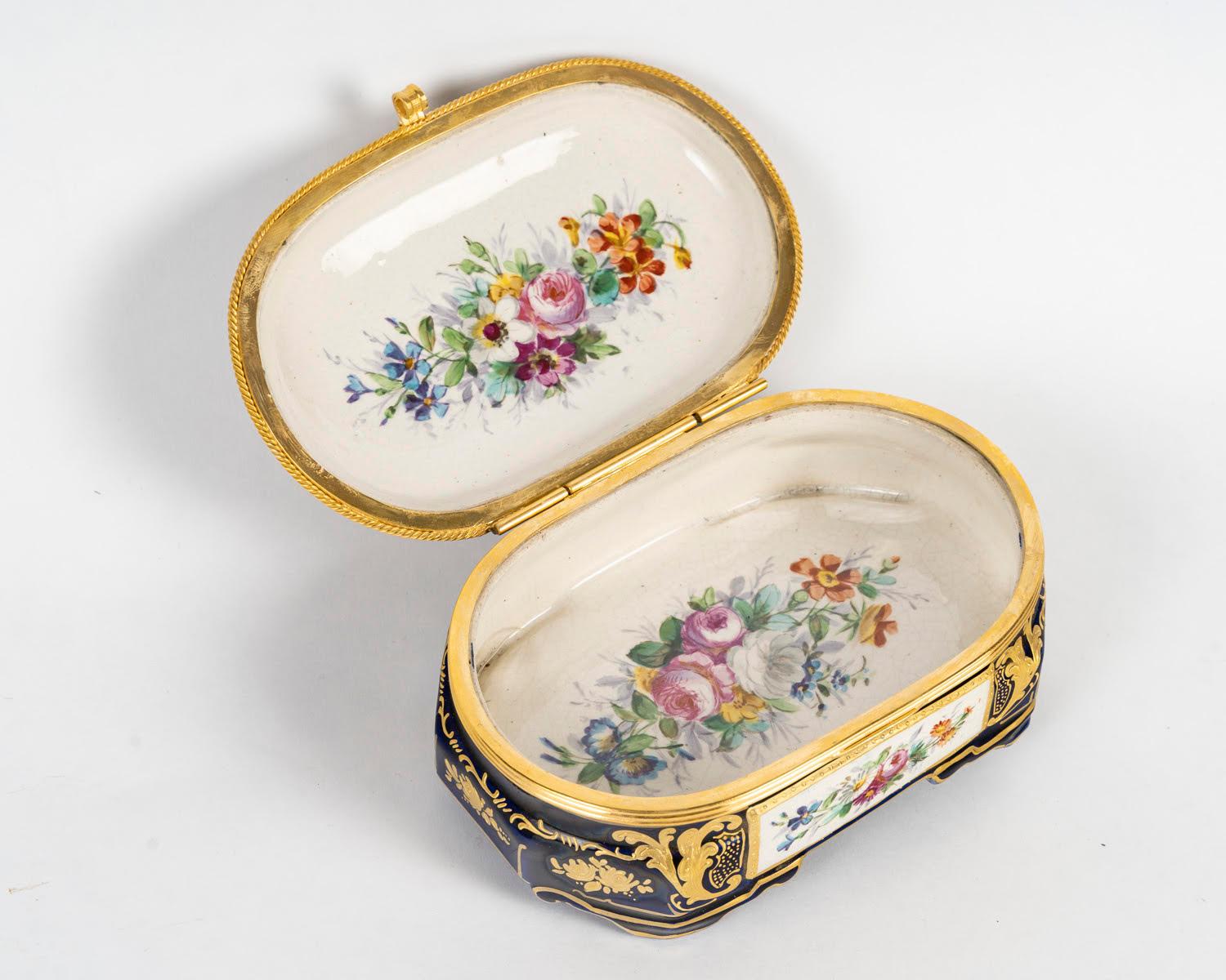 Dorato Scatola di porcellana di Sèvres, XIX secolo, periodo Napoleone III. in vendita