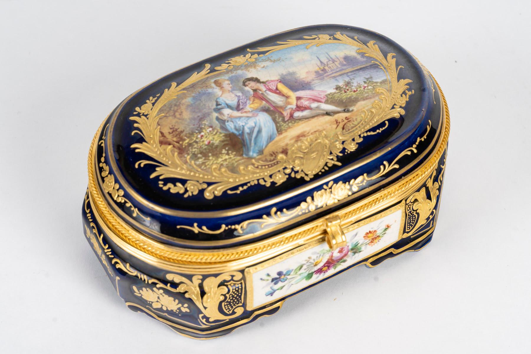 Porcellana Scatola di porcellana di Sèvres, XIX secolo, periodo Napoleone III. in vendita