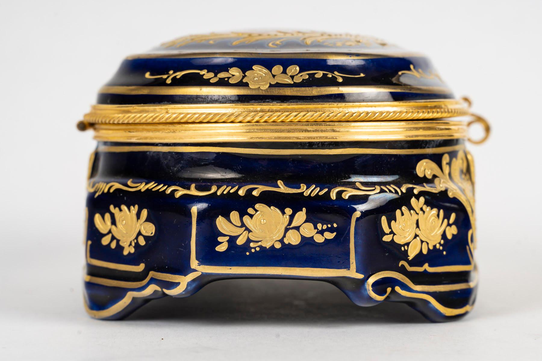 Scatola di porcellana di Sèvres, XIX secolo, periodo Napoleone III. in vendita 2