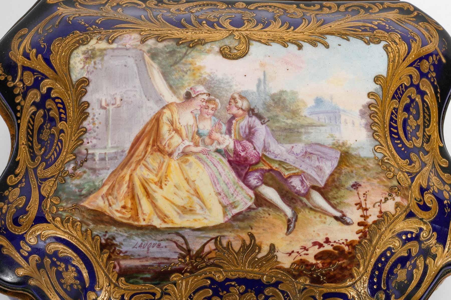 Napoléon III Boîte et coffre en porcelaine de Sèvres, XIXe siècle. en vente