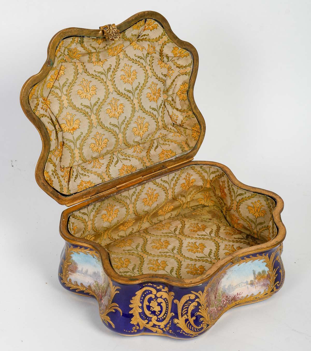 Français Boîte et coffre en porcelaine de Sèvres, XIXe siècle. en vente