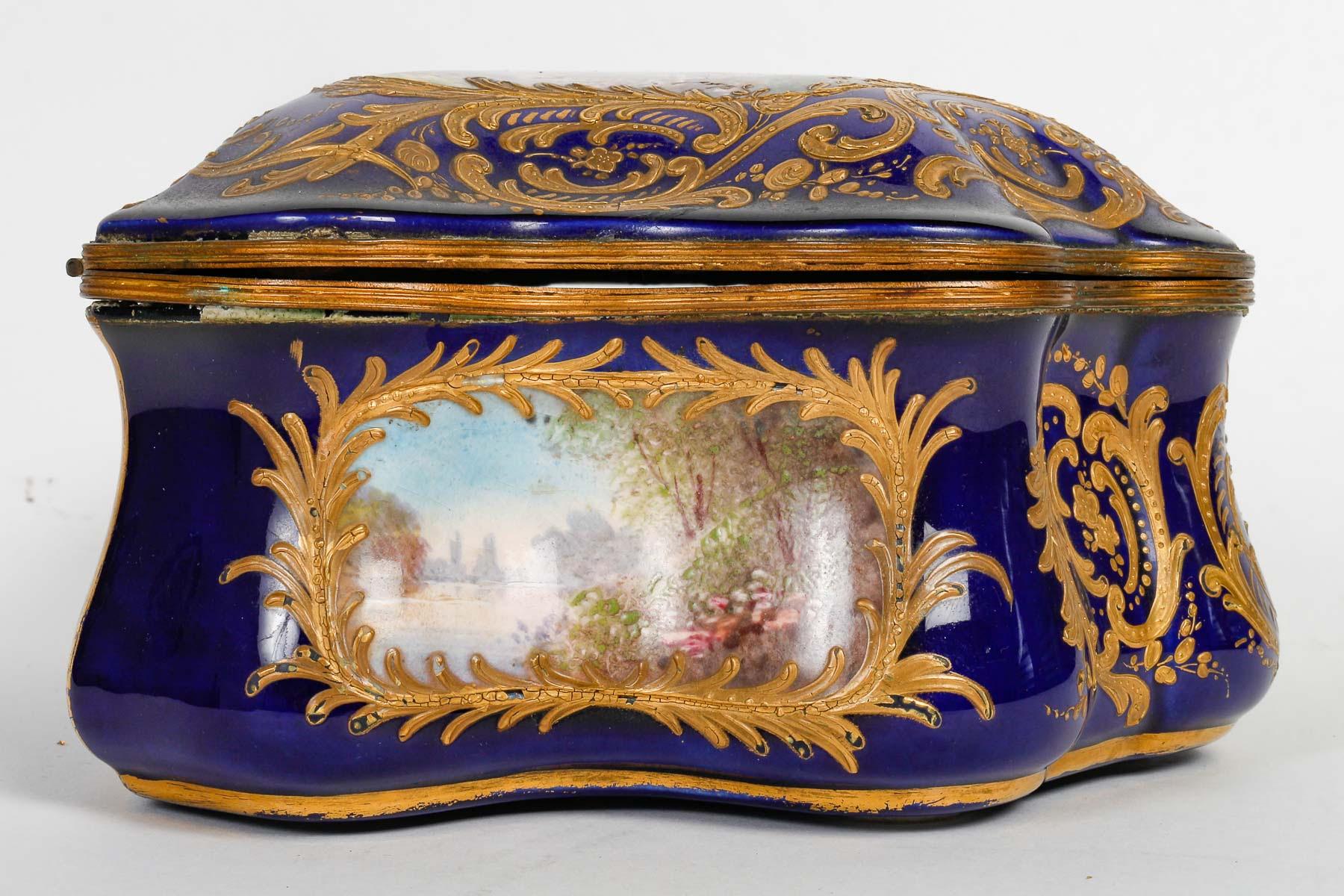 Sèvres Porzellandose und Truhe, 19. Jahrhundert. im Zustand „Gut“ im Angebot in Saint-Ouen, FR