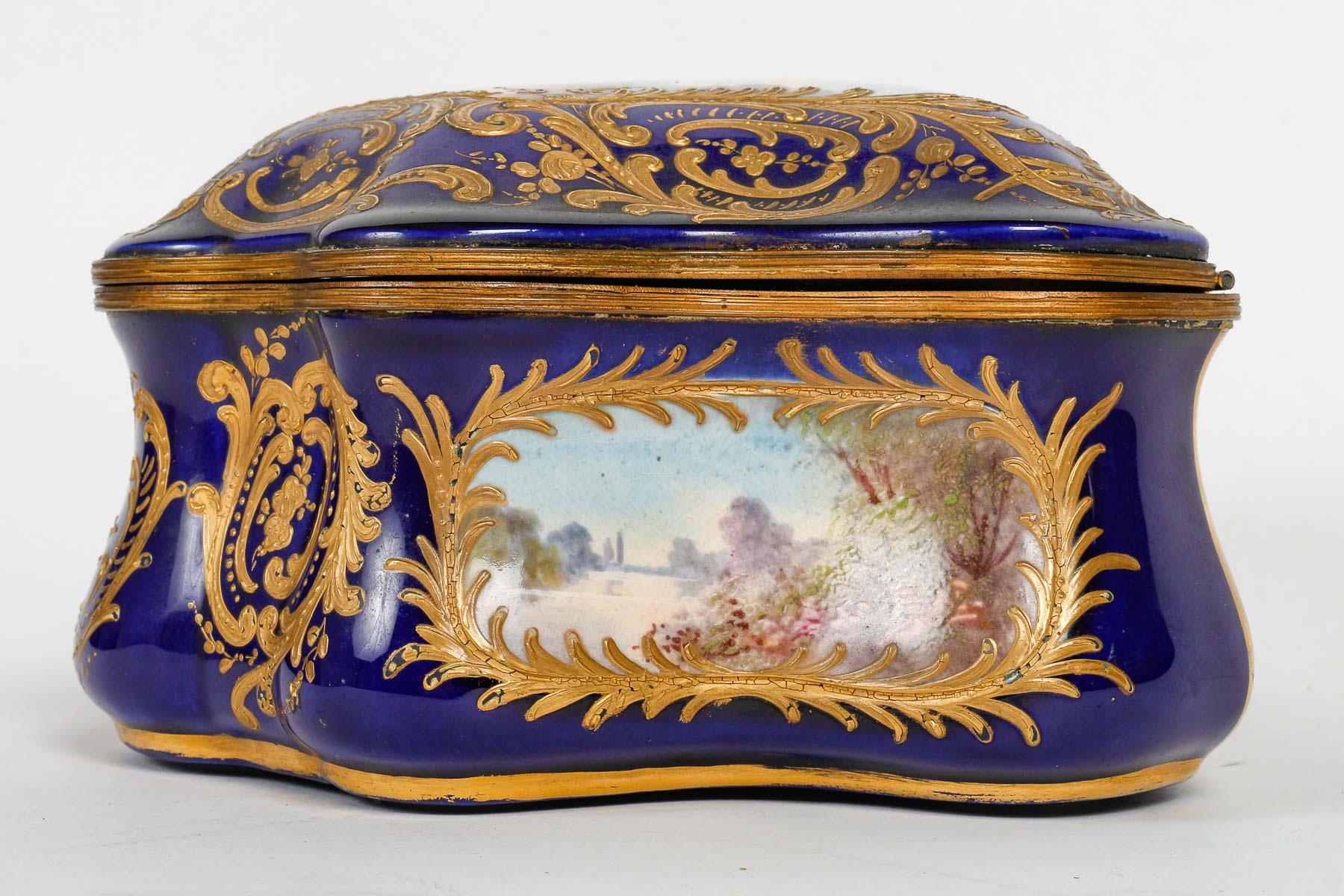 Boîte et coffre en porcelaine de Sèvres, XIXe siècle. en vente 1