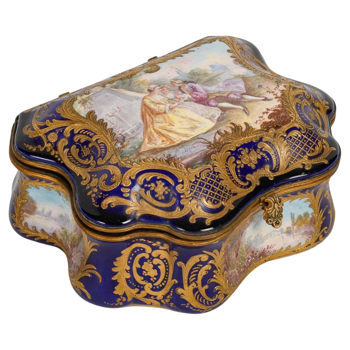 Boîte et coffre en porcelaine de Sèvres, XIXe siècle.