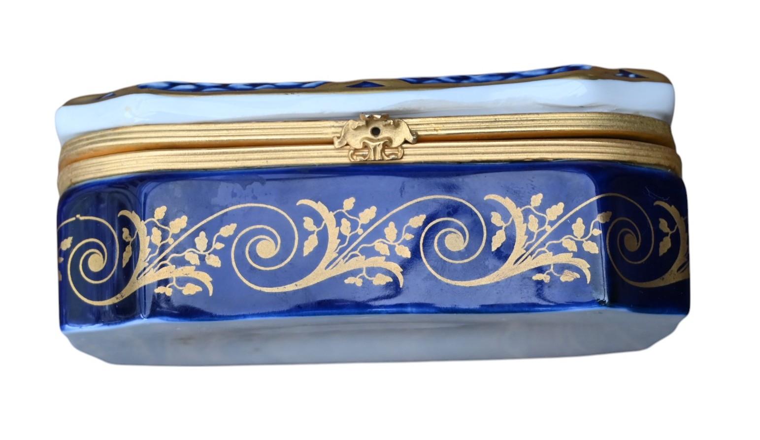 Louis XVI Boîte en porcelaine de Sèvres, bleu cobalt avec décor d'escrimeurs en vente