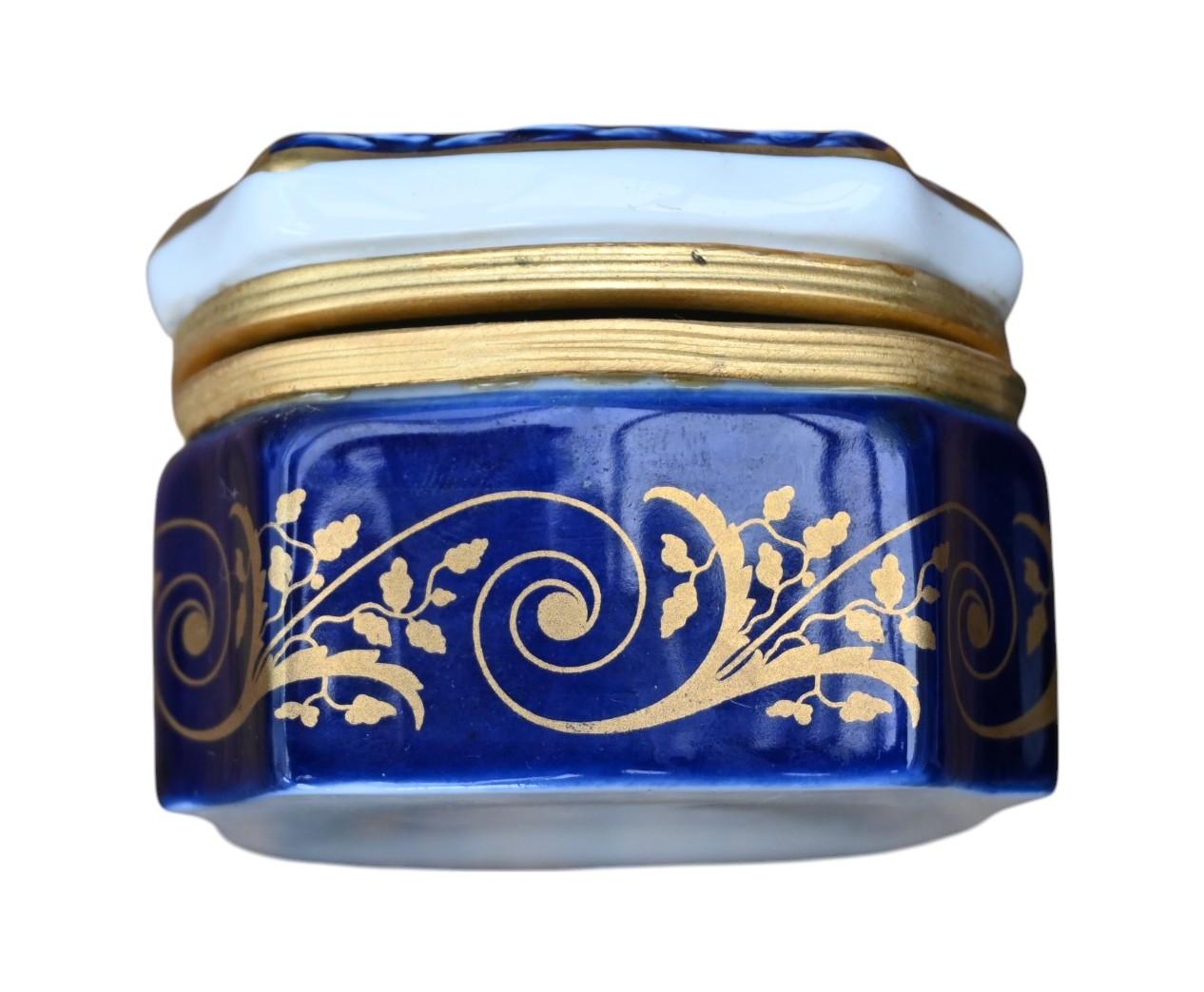 Français Boîte en porcelaine de Sèvres, bleu cobalt avec décor d'escrimeurs en vente
