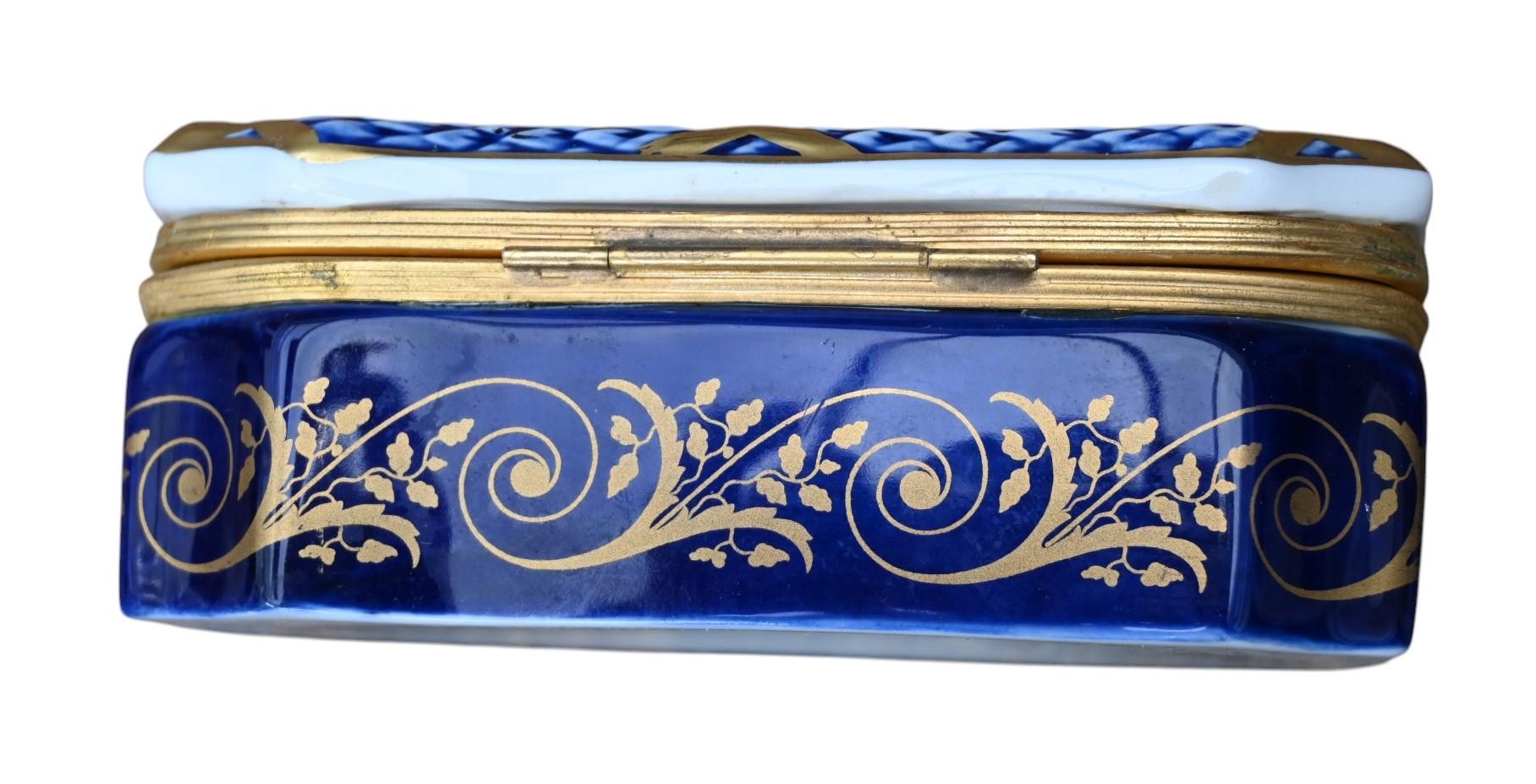 Doré Boîte en porcelaine de Sèvres, bleu cobalt avec décor d'escrimeurs en vente
