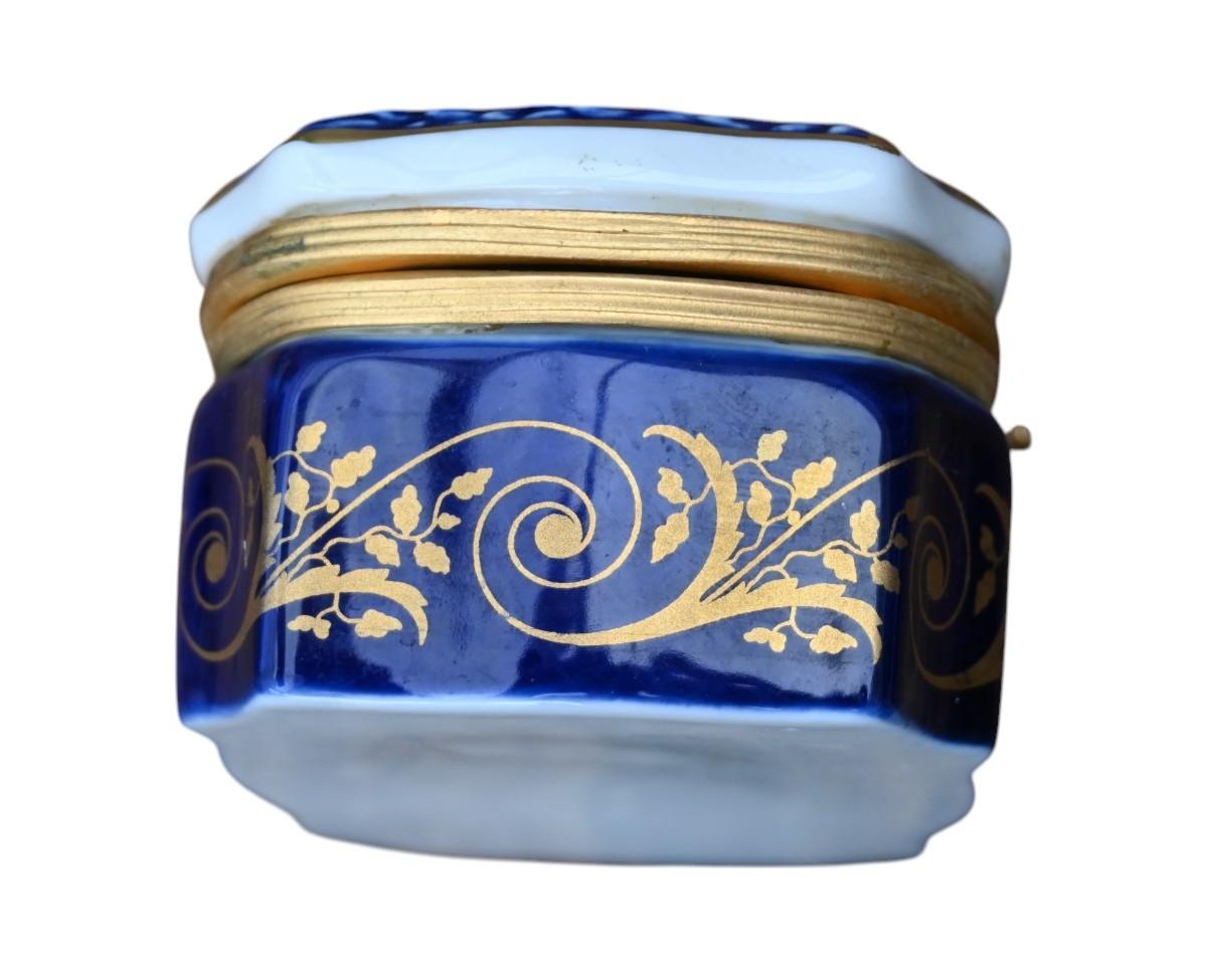 Boîte en porcelaine de Sèvres, bleu cobalt avec décor d'escrimeurs Bon état - En vente à Bilzen, BE