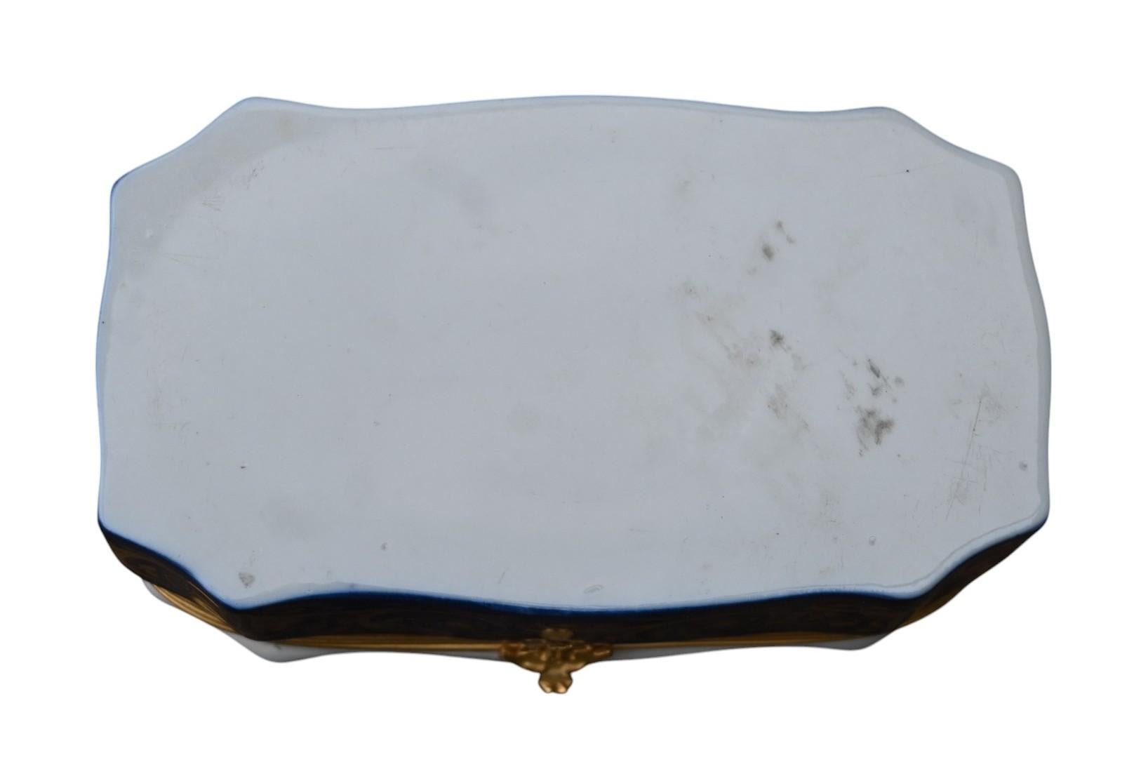 20ième siècle Boîte en porcelaine de Sèvres, bleu cobalt avec décor d'escrimeurs en vente