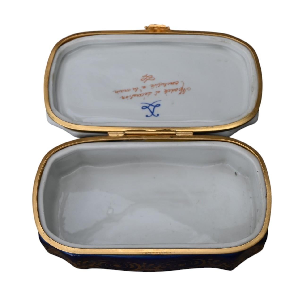 Bronze Boîte en porcelaine de Sèvres, bleu cobalt avec décor d'escrimeurs en vente