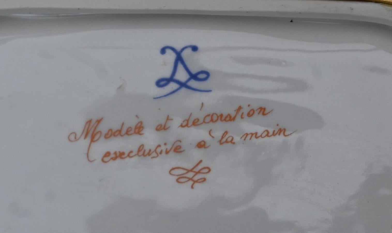 Boîte en porcelaine de Sèvres, bleu cobalt avec décor d'escrimeurs en vente 1